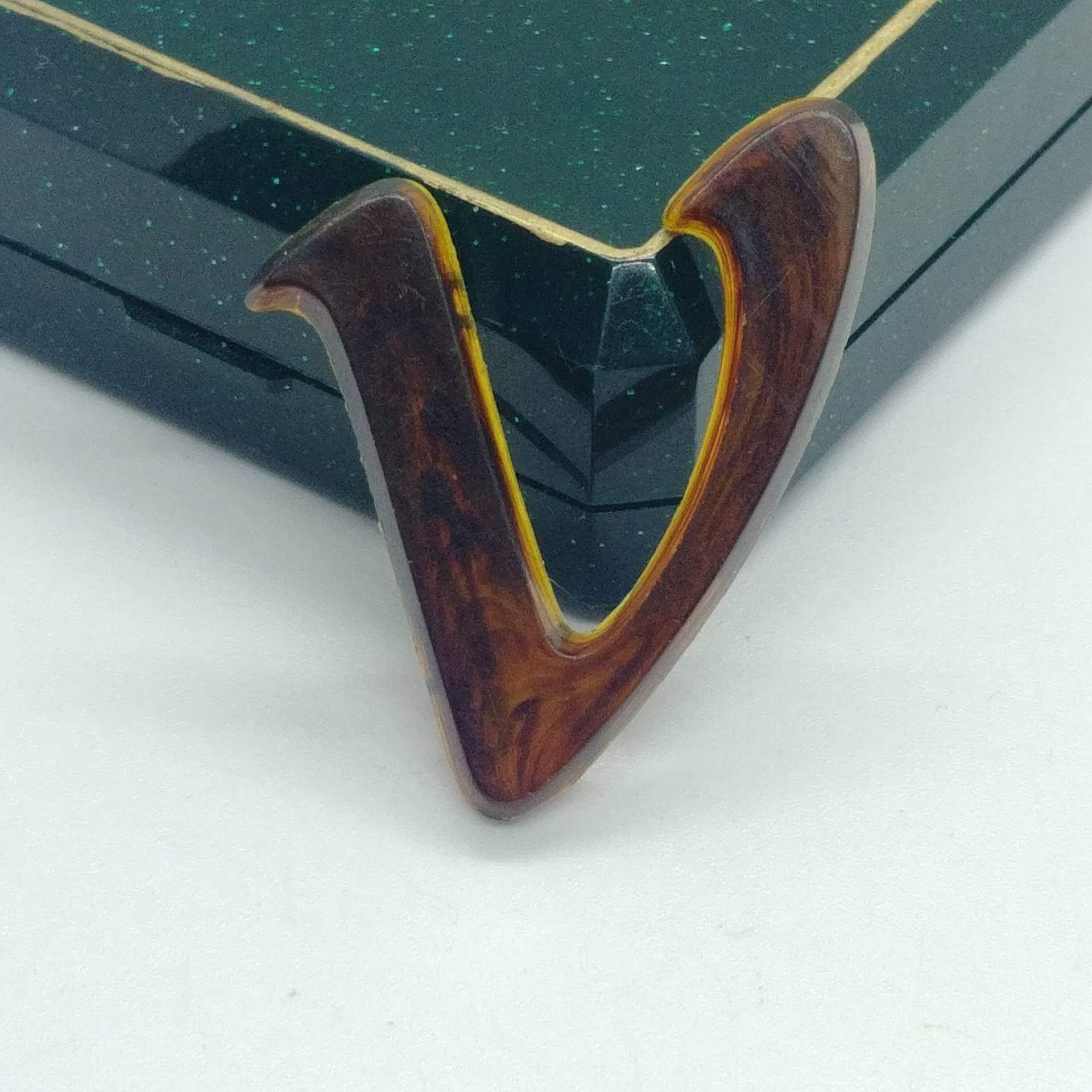 Vintage Brosche/Anstecknadel Monogramm V von VintageBijouStore