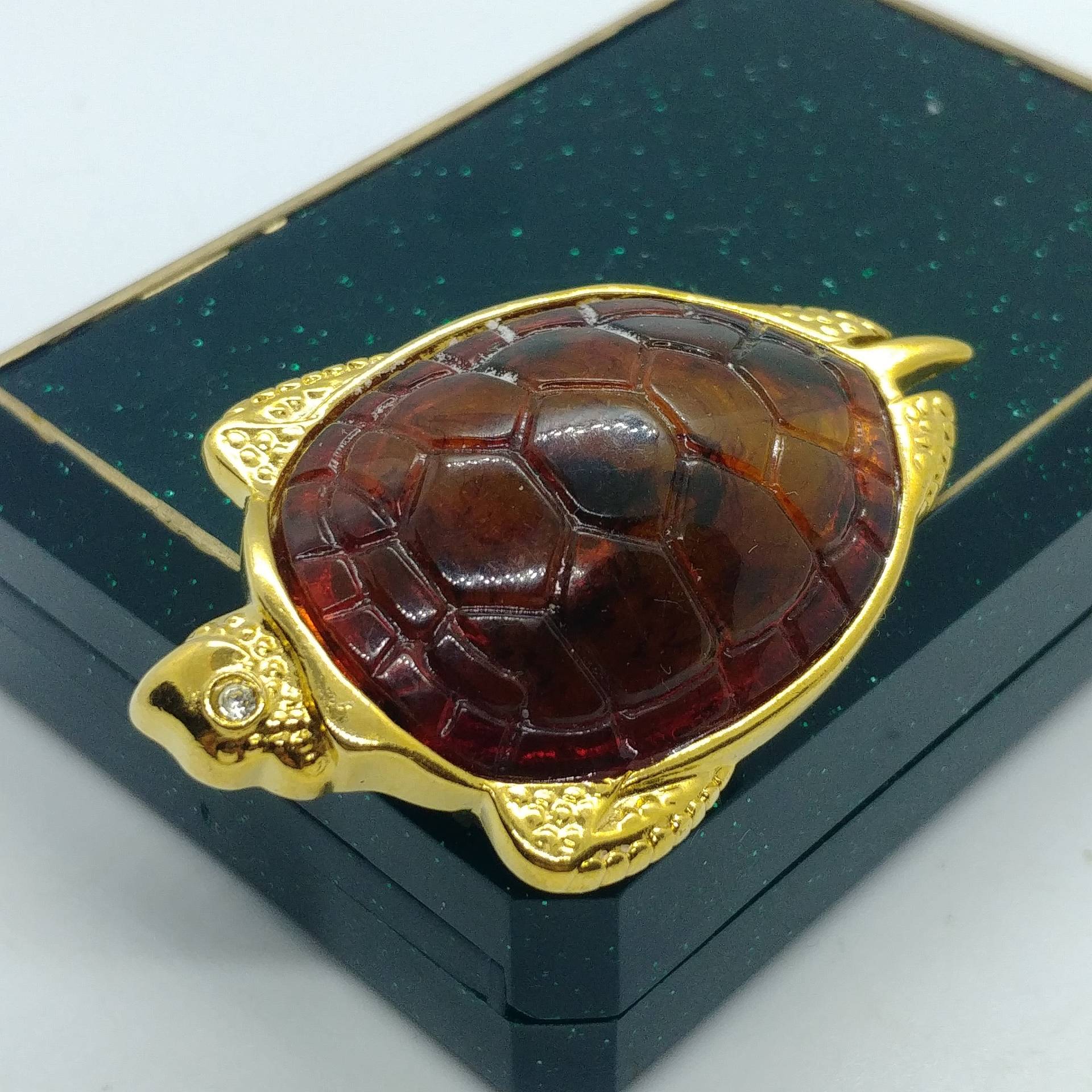 Vintage Brosche/Goldfarben Mit Braunem Cabochon von VintageBijouStore