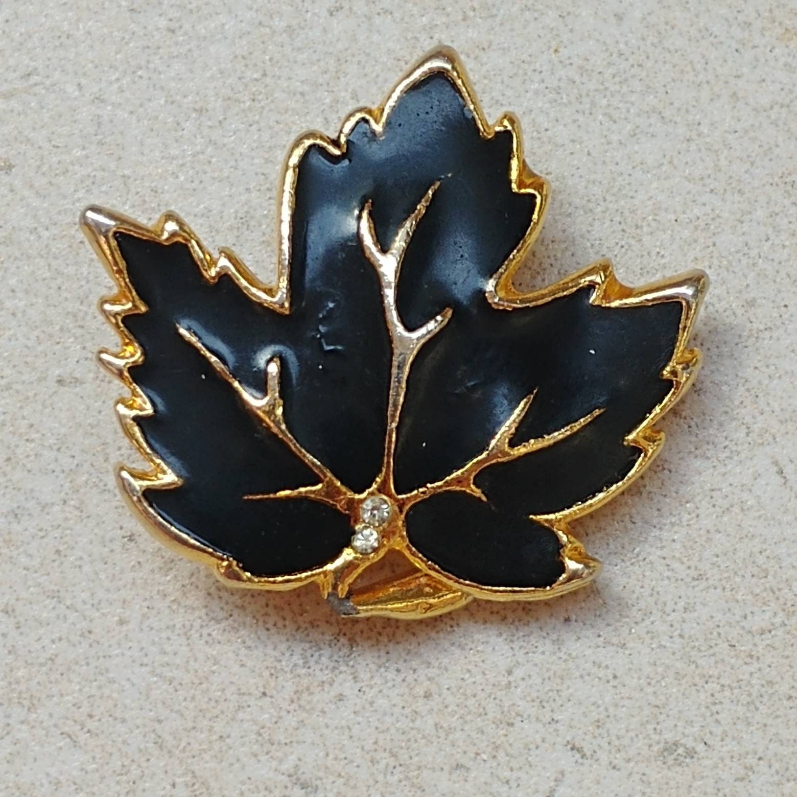Vintage Brosche Ahorn Blatt Goldton Mit Schwarzer Emaille von VintageBijouStore