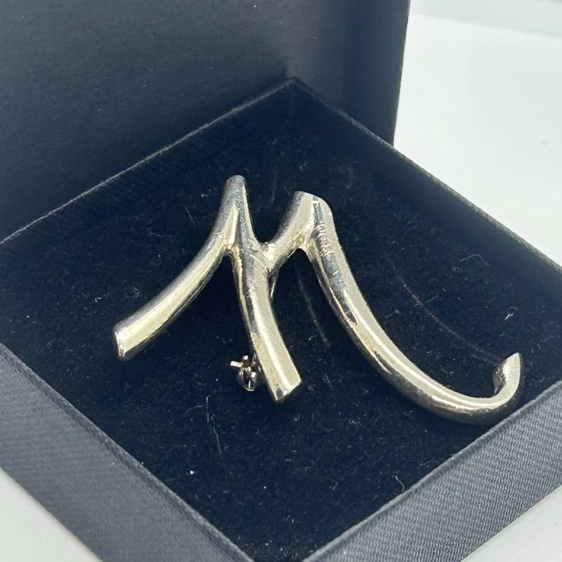 Vintage Brosche Anstecknadel Buchstabe M Monogramm Name Anfangssilber Ton Vintage Brosche Anstecknadel Buchstabe M Monogramm Name Anfangssilber Ton von VintageBijouStore