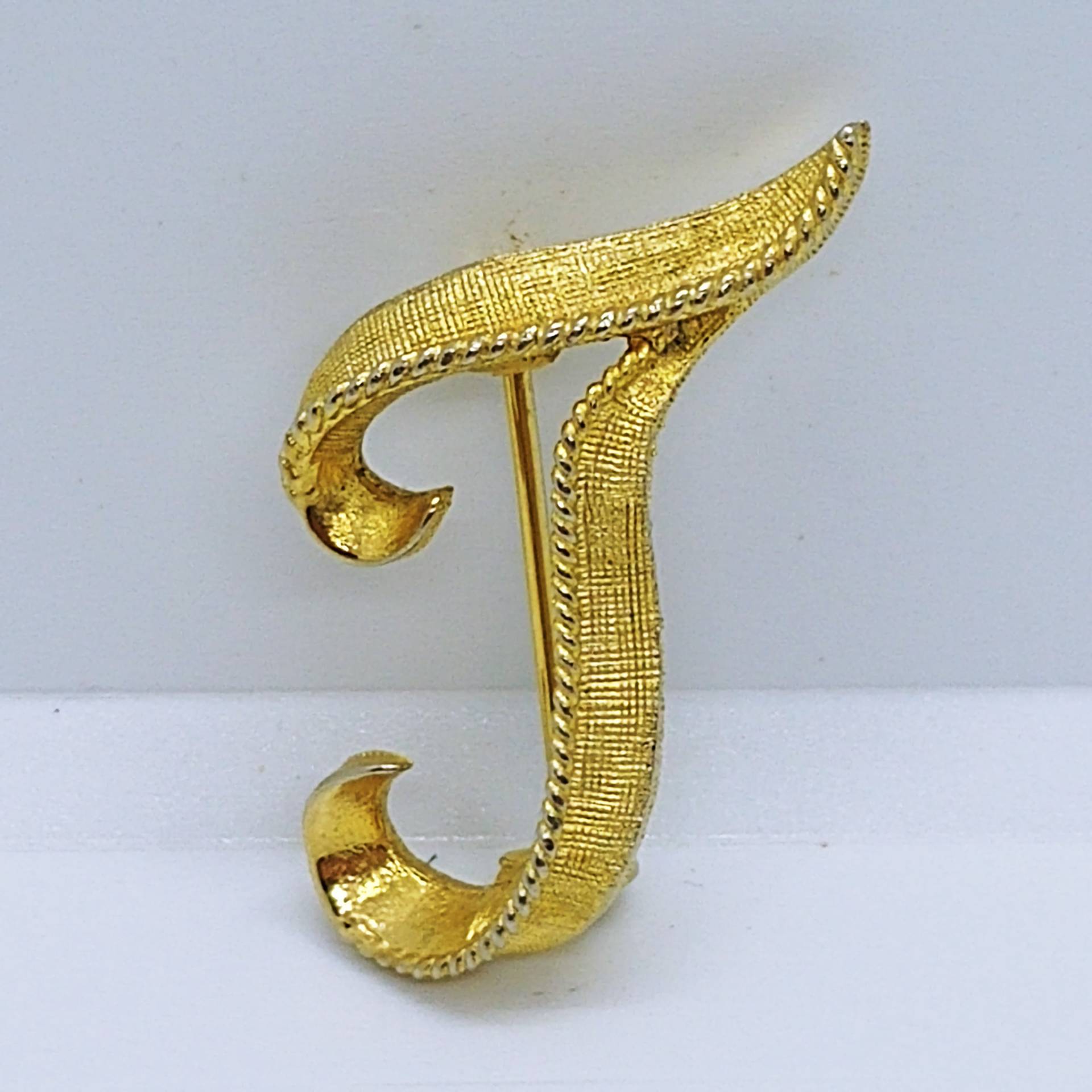 Vintage Brosche Pin Buchstabe T Monogramm Goldfarbene von VintageBijouStore