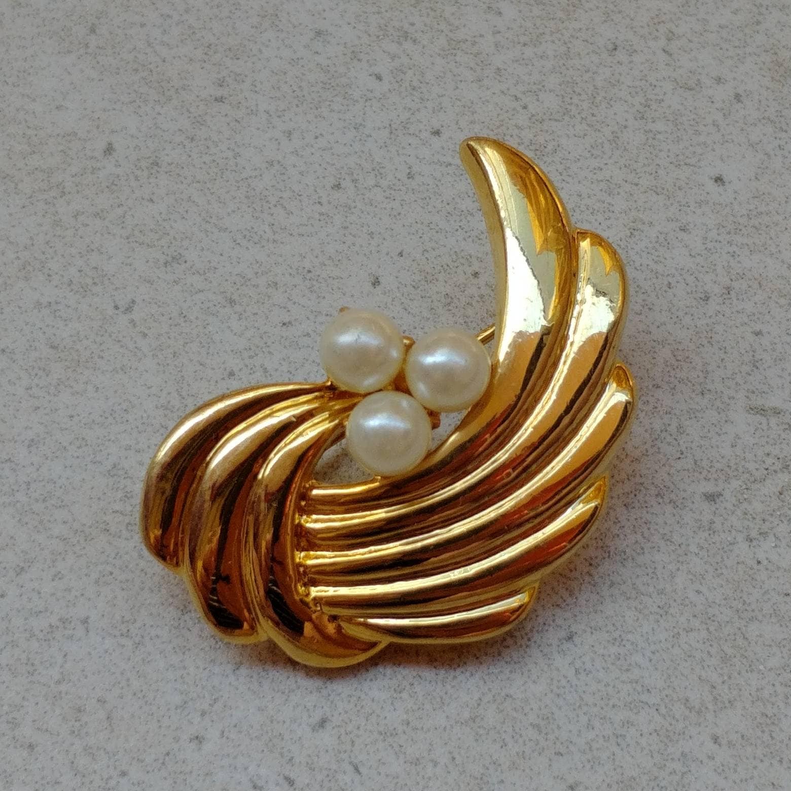 Vintage Brosche Anstecknadel Goldfarben Mit Perlen von VintageBijouStore