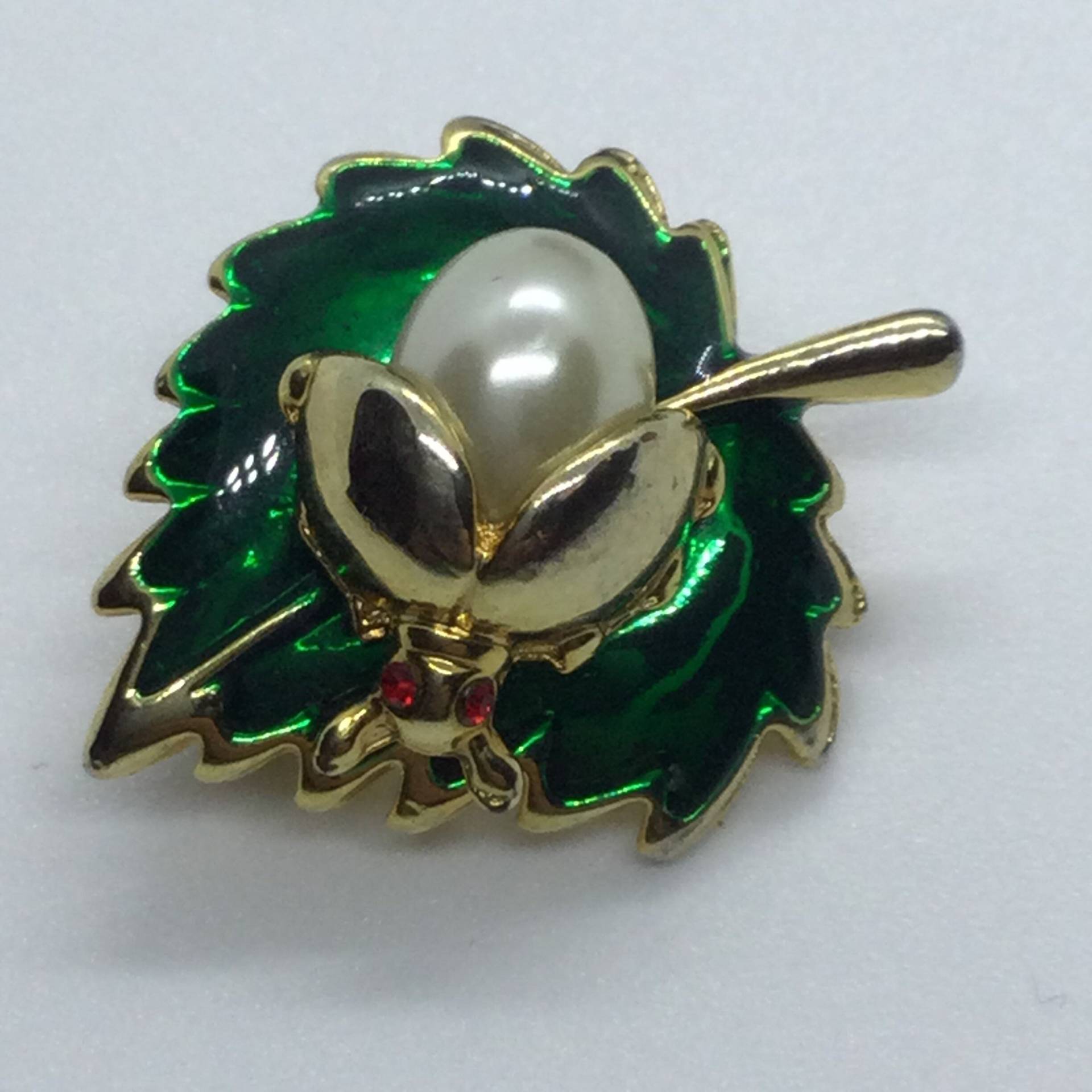 Vintage Brosche Blatt Goldfarben Mit Emaille von VintageBijouStore