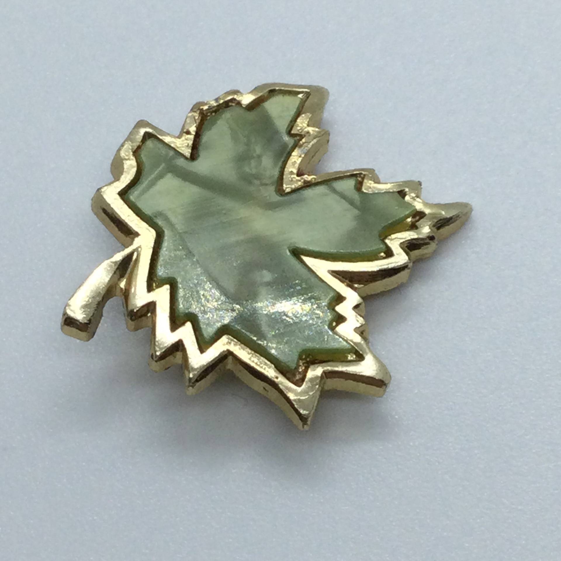 Vintage Brosche Blatt Goldfarben Mit Emaille von VintageBijouStore