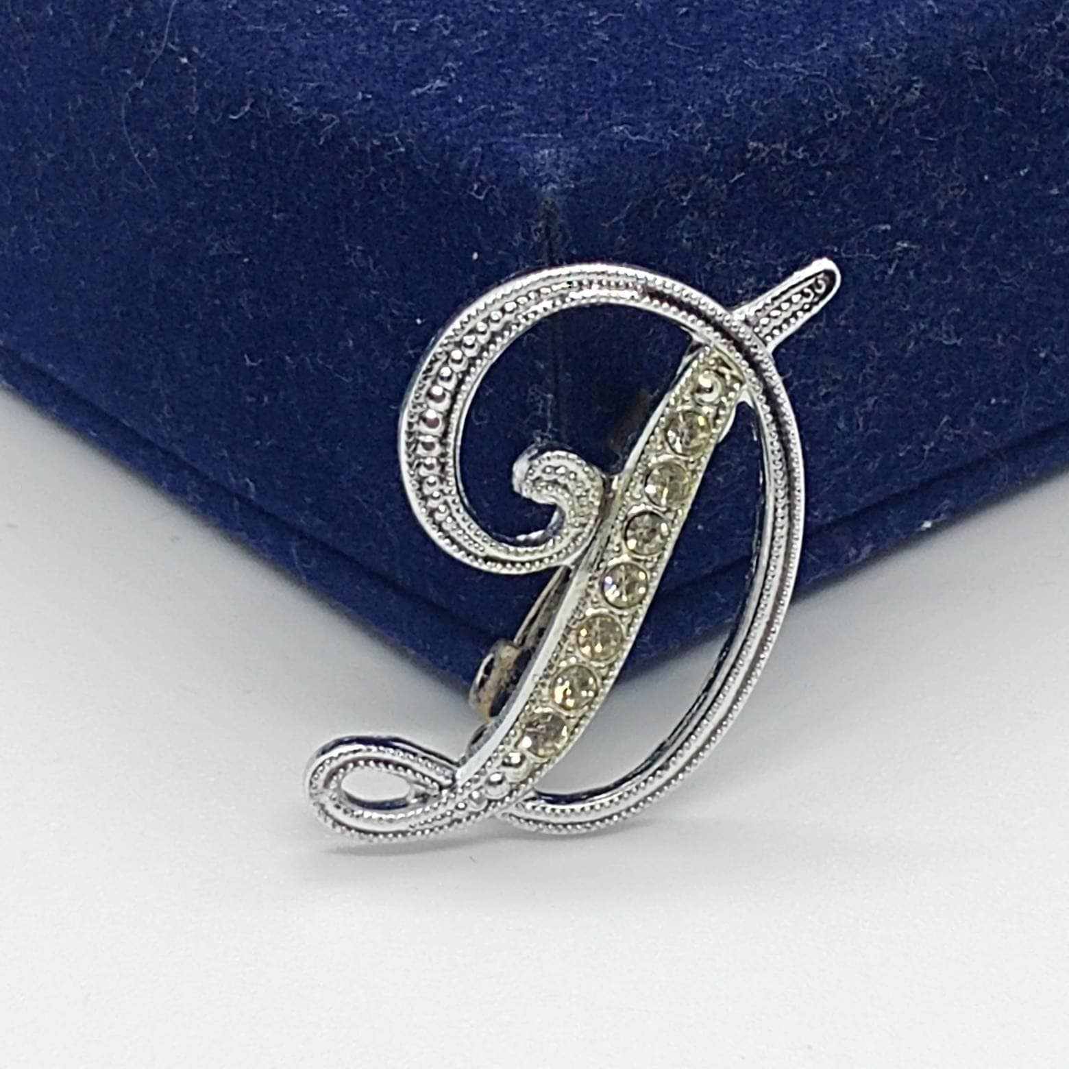 Vintage Brosche Buchstabe D Anfangssilber Ton von VintageBijouStore