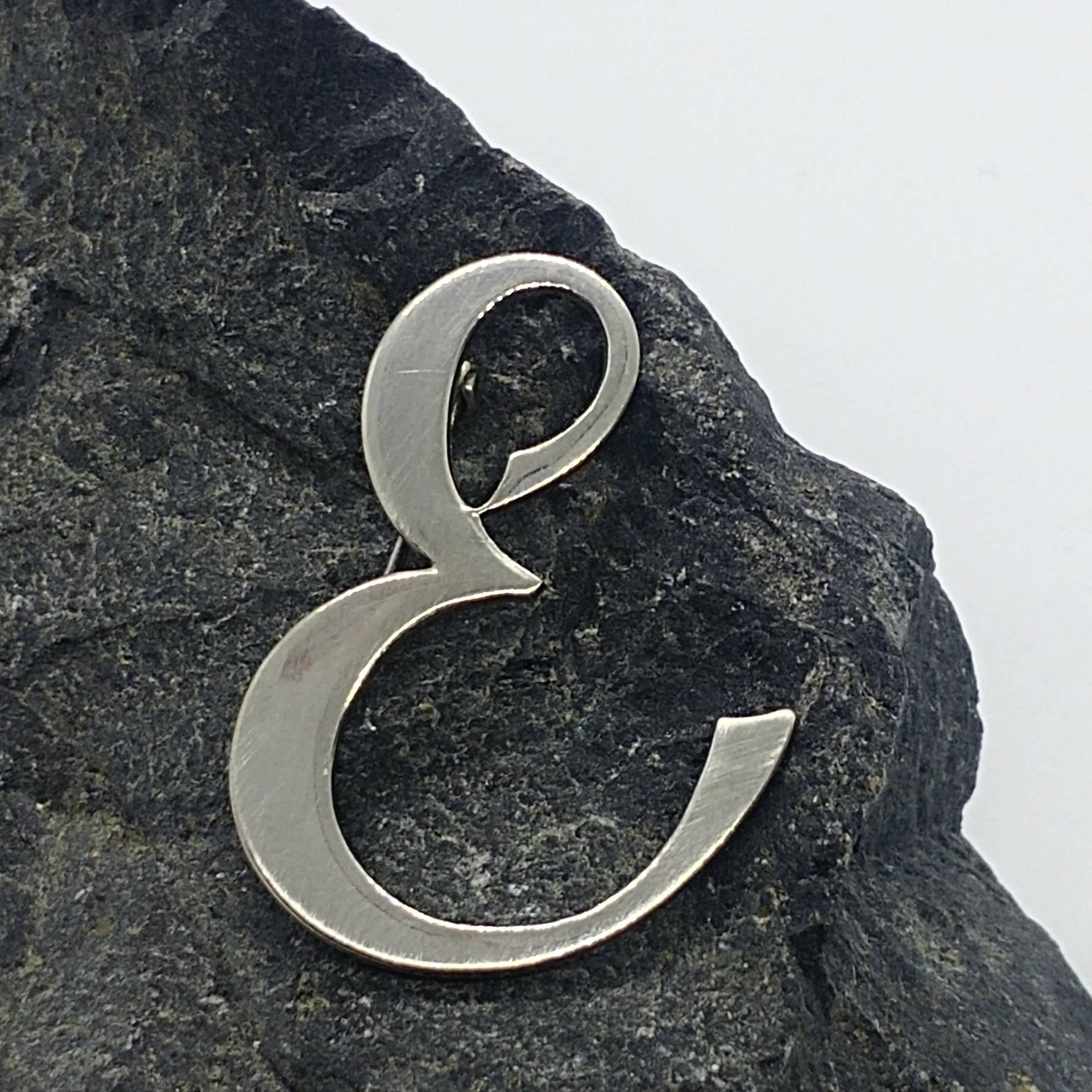 Vintage Brosche Buchstabe E Erste Silber Ton von VintageBijouStore