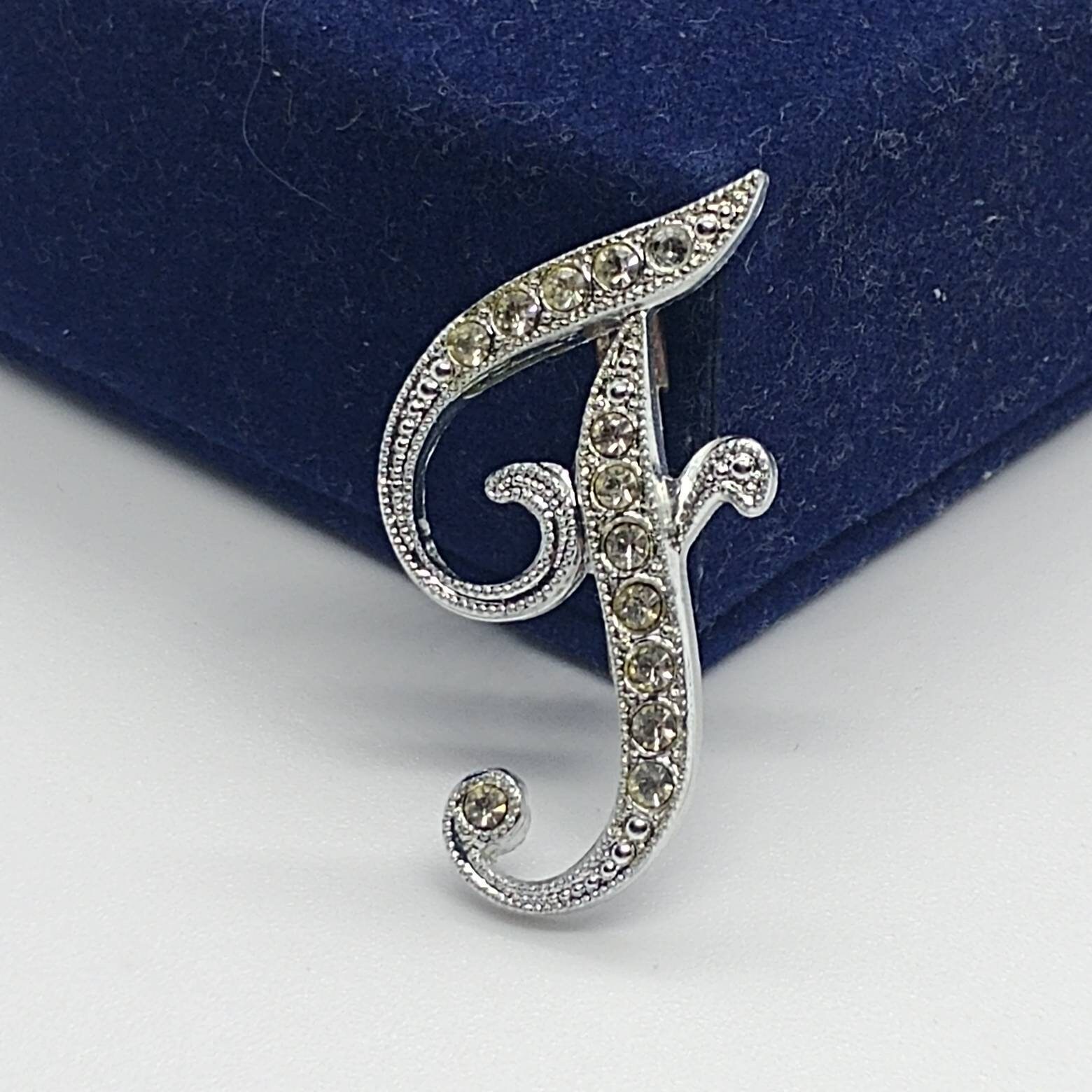 Vintage Brosche Buchstabe F Initial Silberfarben Mit Strass von VintageBijouStore