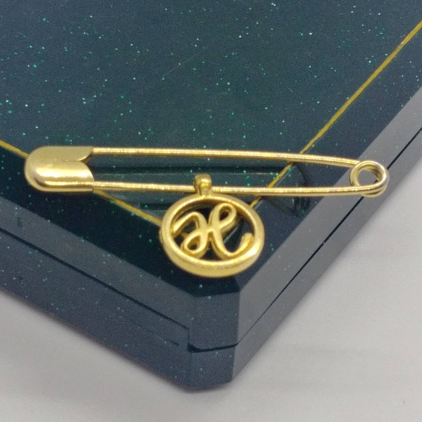 Vintage Brosche Buchstabe H Initial Goldfarben von VintageBijouStore