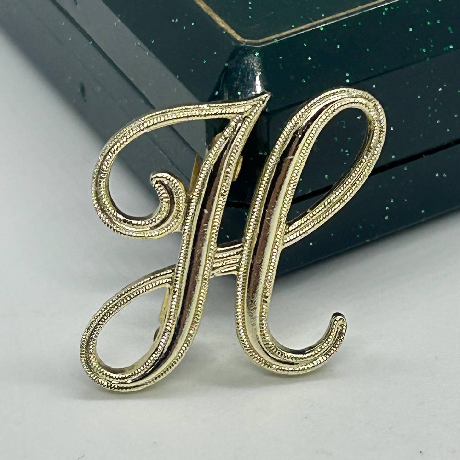 Vintage Brosche Buchstabe H Initial Goldfarben von VintageBijouStore