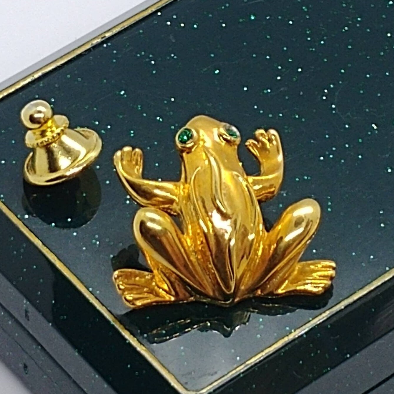 Vintage Brosche Frosch Ton Gold Mit Grünen Augen Kristallen von VintageBijouStore