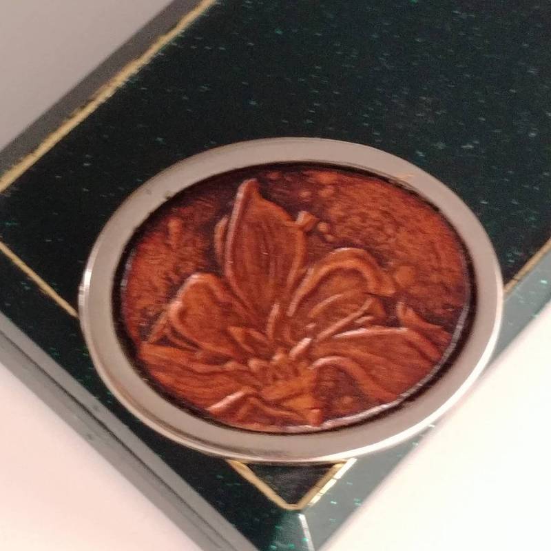 Vintage Brosche Geprägt Auf Leder von VintageBijouStore