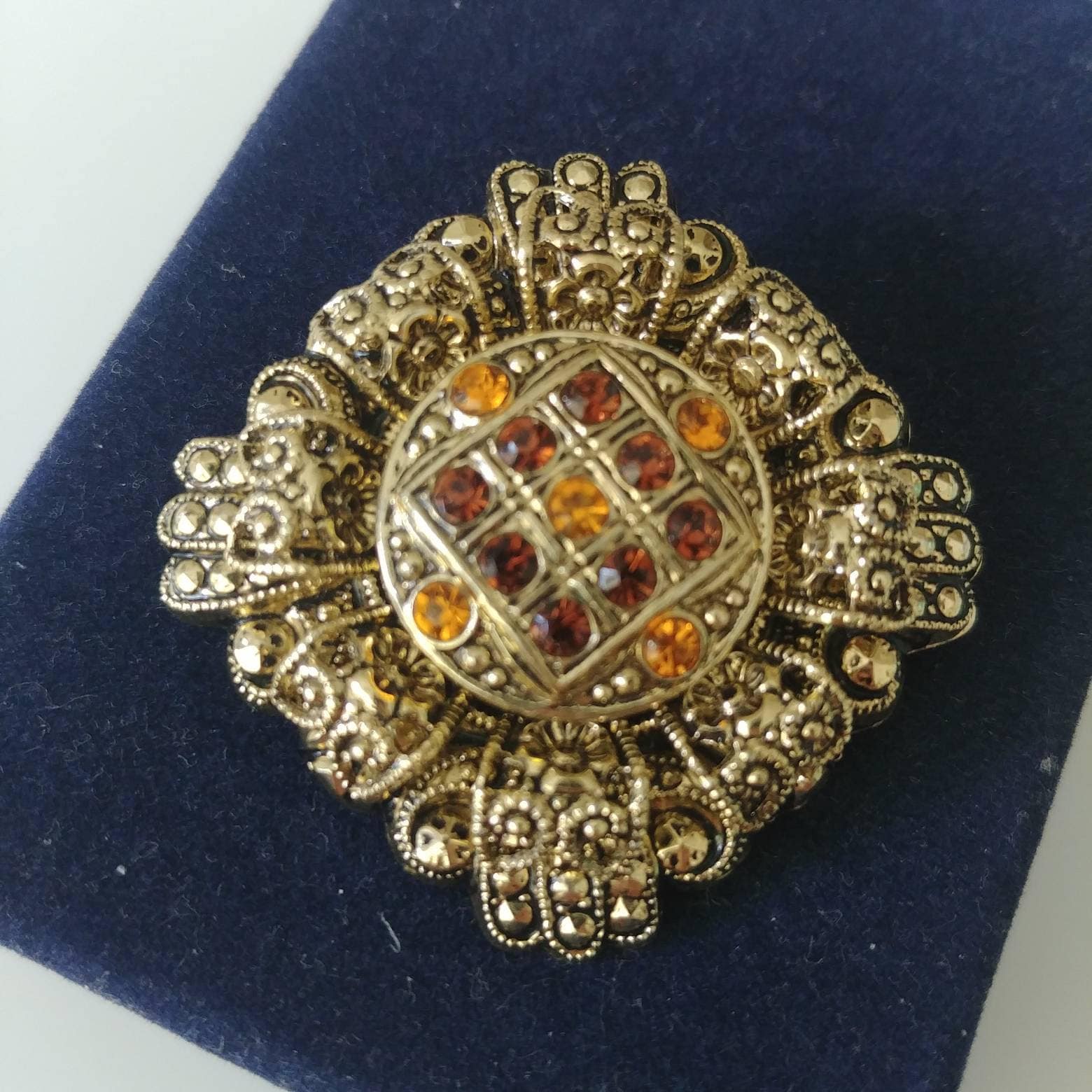 Vintage Brosche Mit Braunen Und Dunklen Steinen von VintageBijouStore