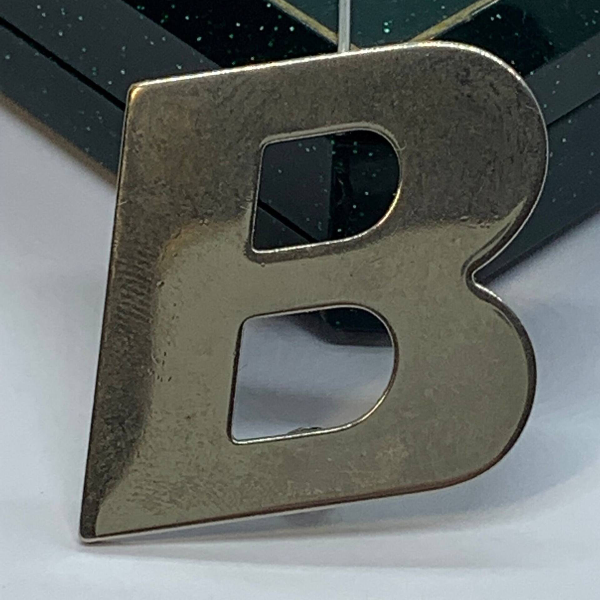 Vintage Brosche Mit Gravur, Buchstabe B, Name, Monogramm Vintage Brosche Mit Gravur, Buchstabe B, Name, Monogramm von VintageBijouStore