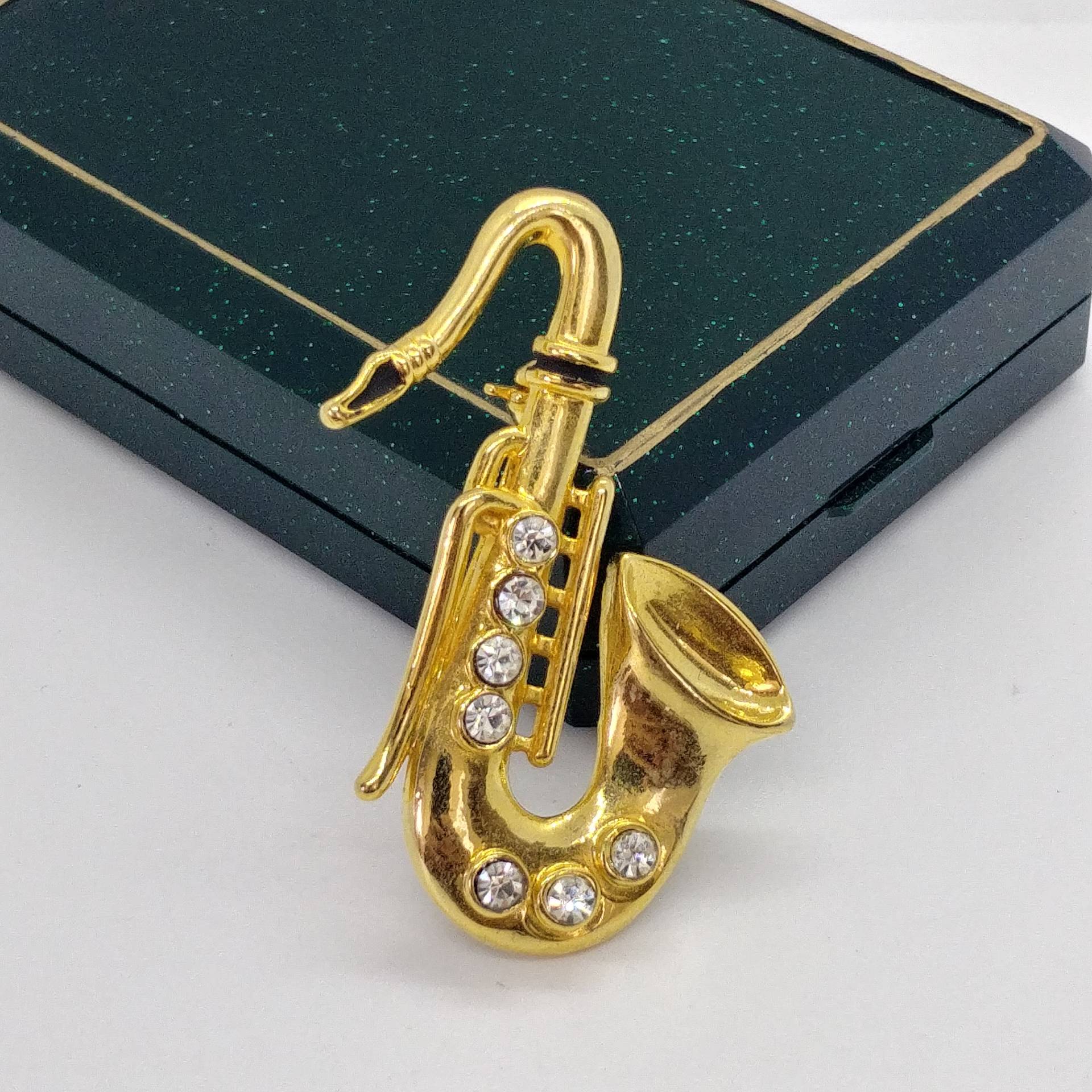 Vintage Brosche Musik Trompete Mit Kristallen von VintageBijouStore