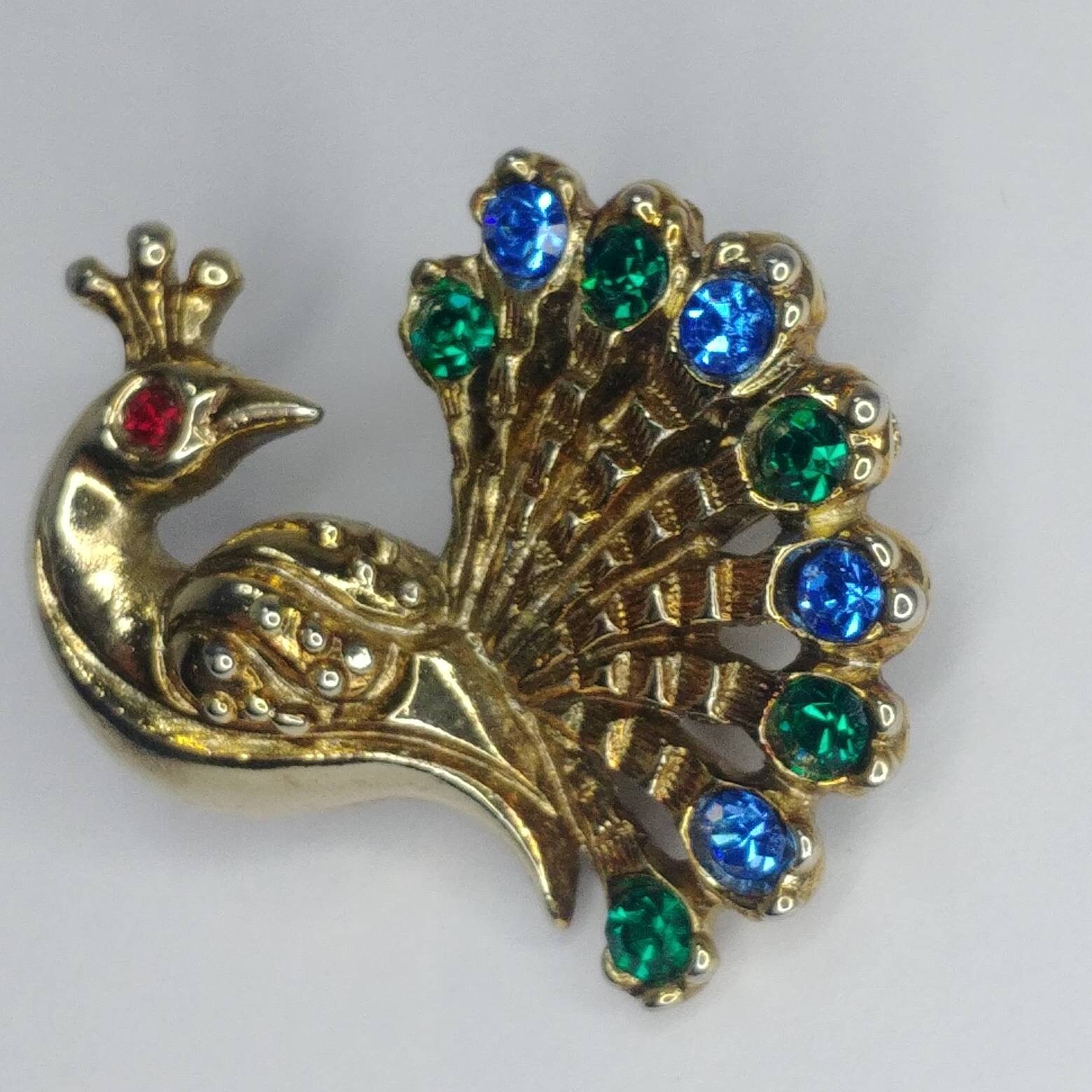 Vintage Brosche Pfau Goldfarben Mit Grün Blauem Strass von VintageBijouStore