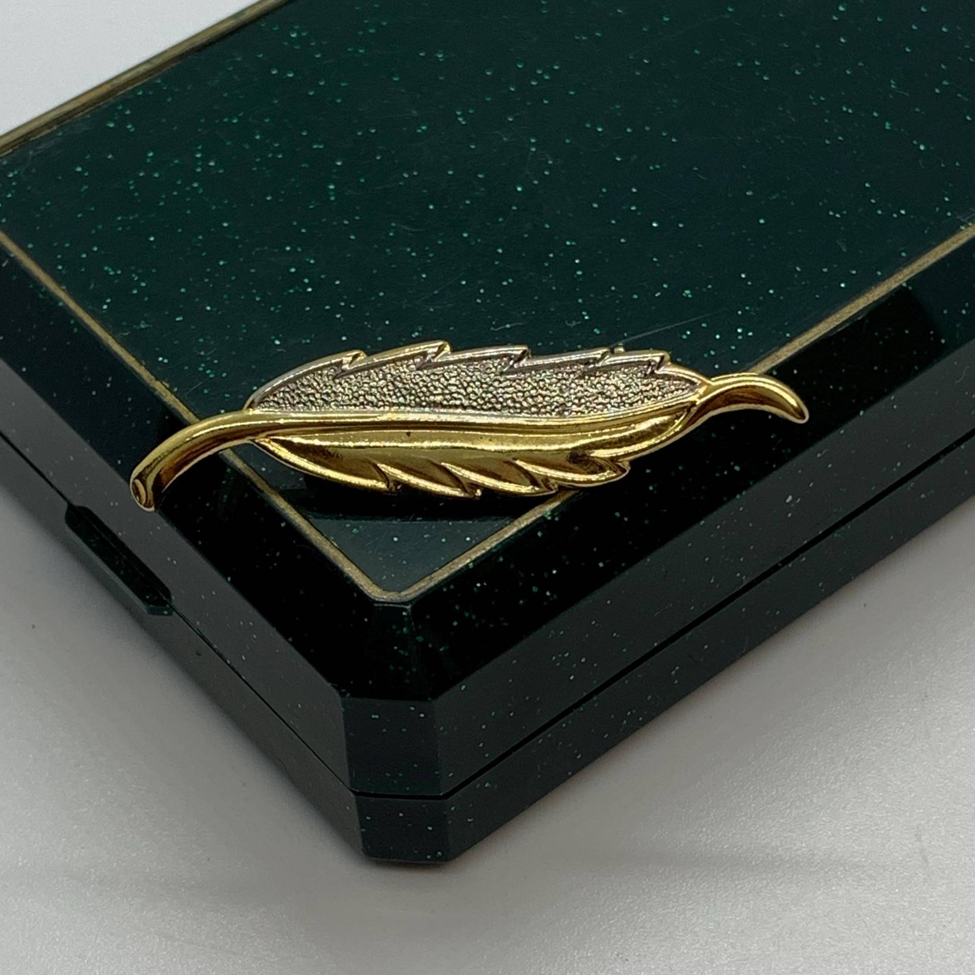 Vintage Brosche in Form Einer Feder Goldfarben von VintageBijouStore