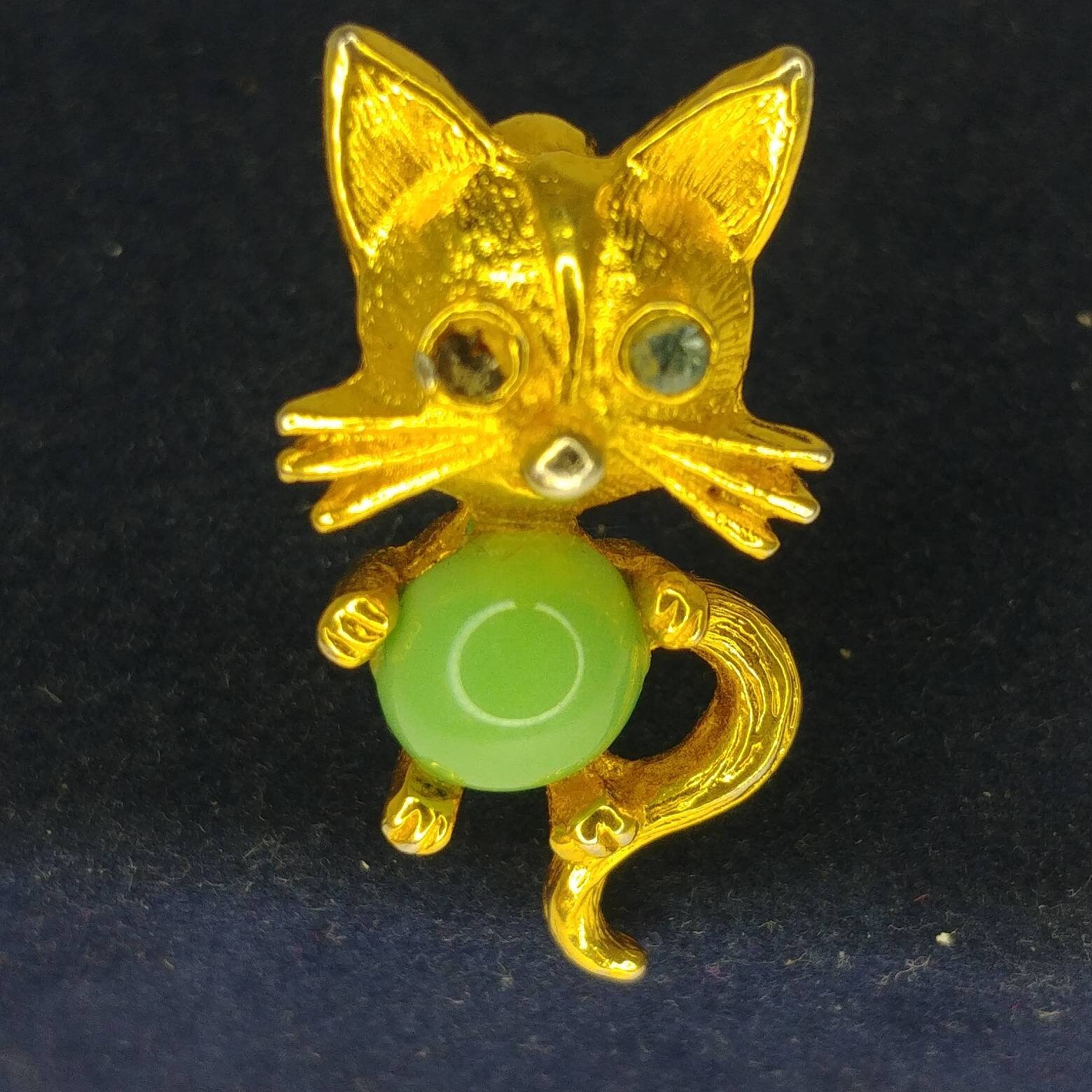 Vintage Brosche in Form Einer Katze Goldton Mit Grünem Cabochon von VintageBijouStore
