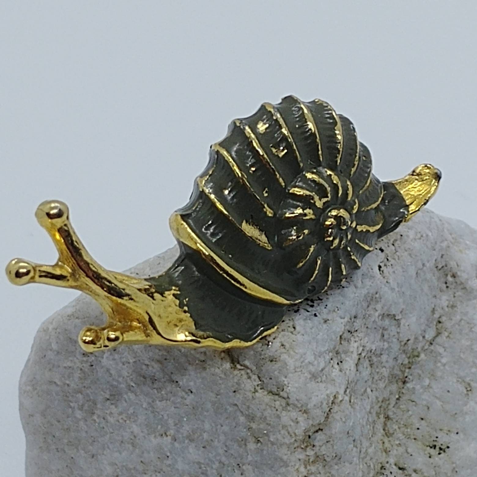 Vintage Brosche in Form Einer Schnecke Goldfarben Mit Grüner Emaille von VintageBijouStore