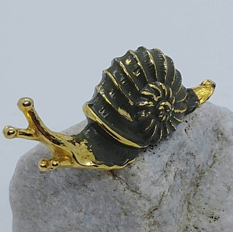 Vintage Brosche in Form Einer Schnecke Goldfarben Mit Grüner Emaille von VintageBijouStore