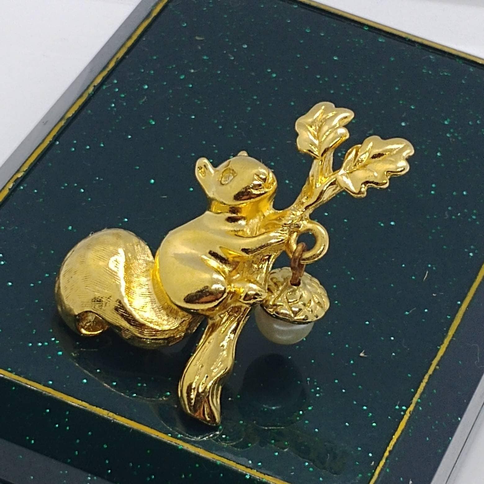 Vintage Brosche in Form Eines Eichhörnchens Mit Einer Nuss Auf Goldfarben von VintageBijouStore