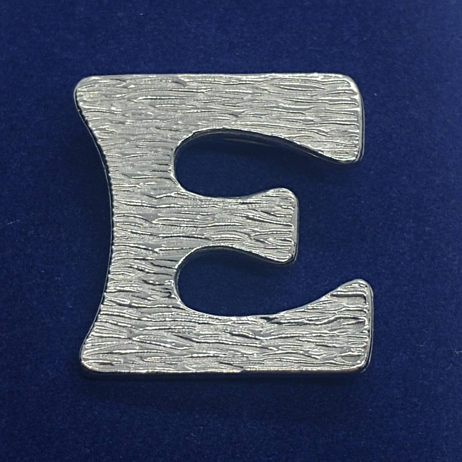 Vintage Broschennadel Buchstabe E Mit Initiale in Silberton von VintageBijouStore