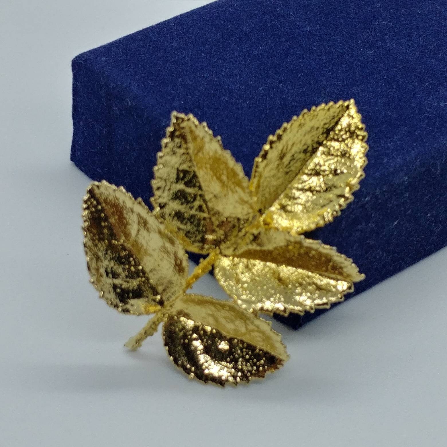 Vintage Echte Goldfarbene Blatt-Brosche von VintageBijouStore