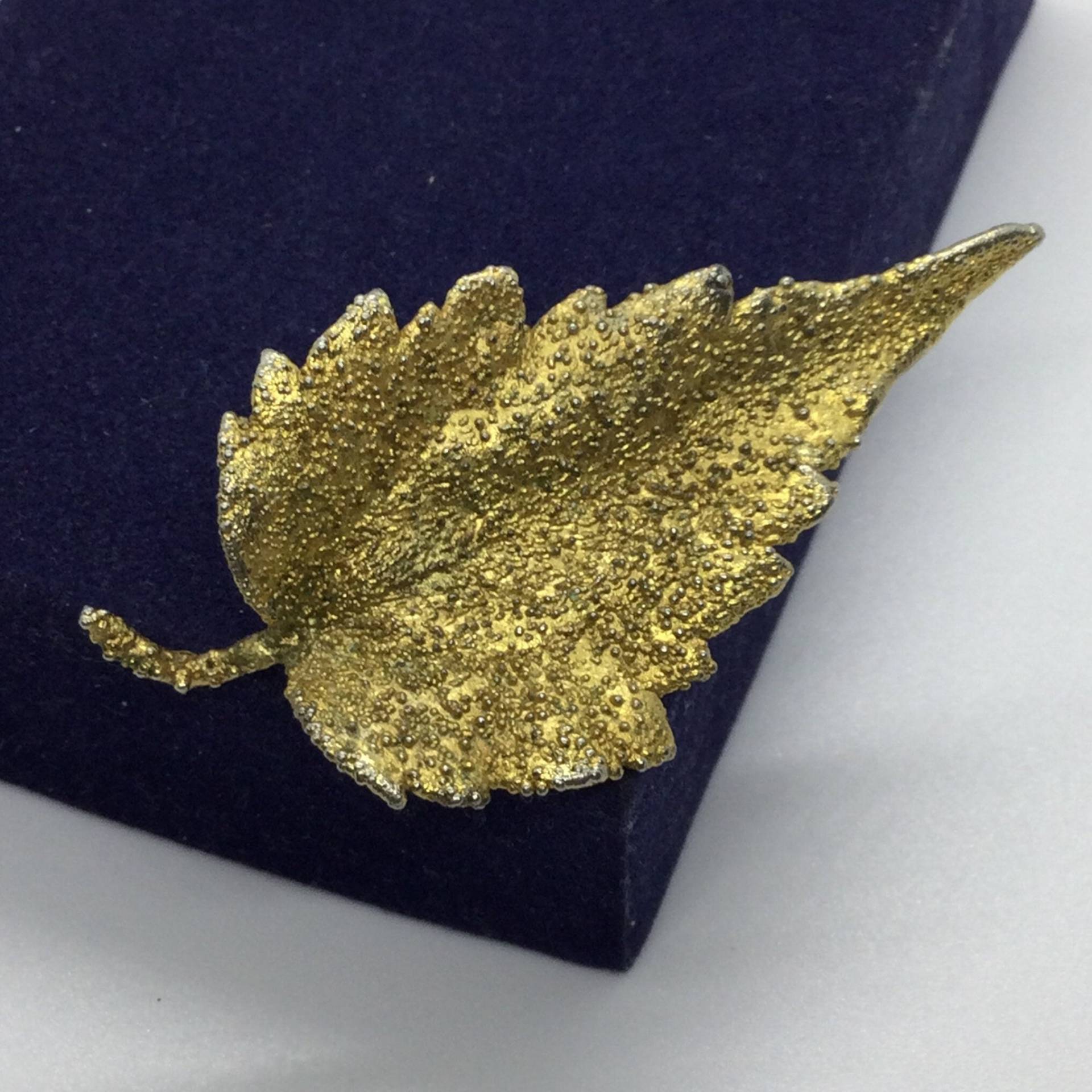 Vintage Echte Matt Gold Birkenblatt Brosche von VintageBijouStore