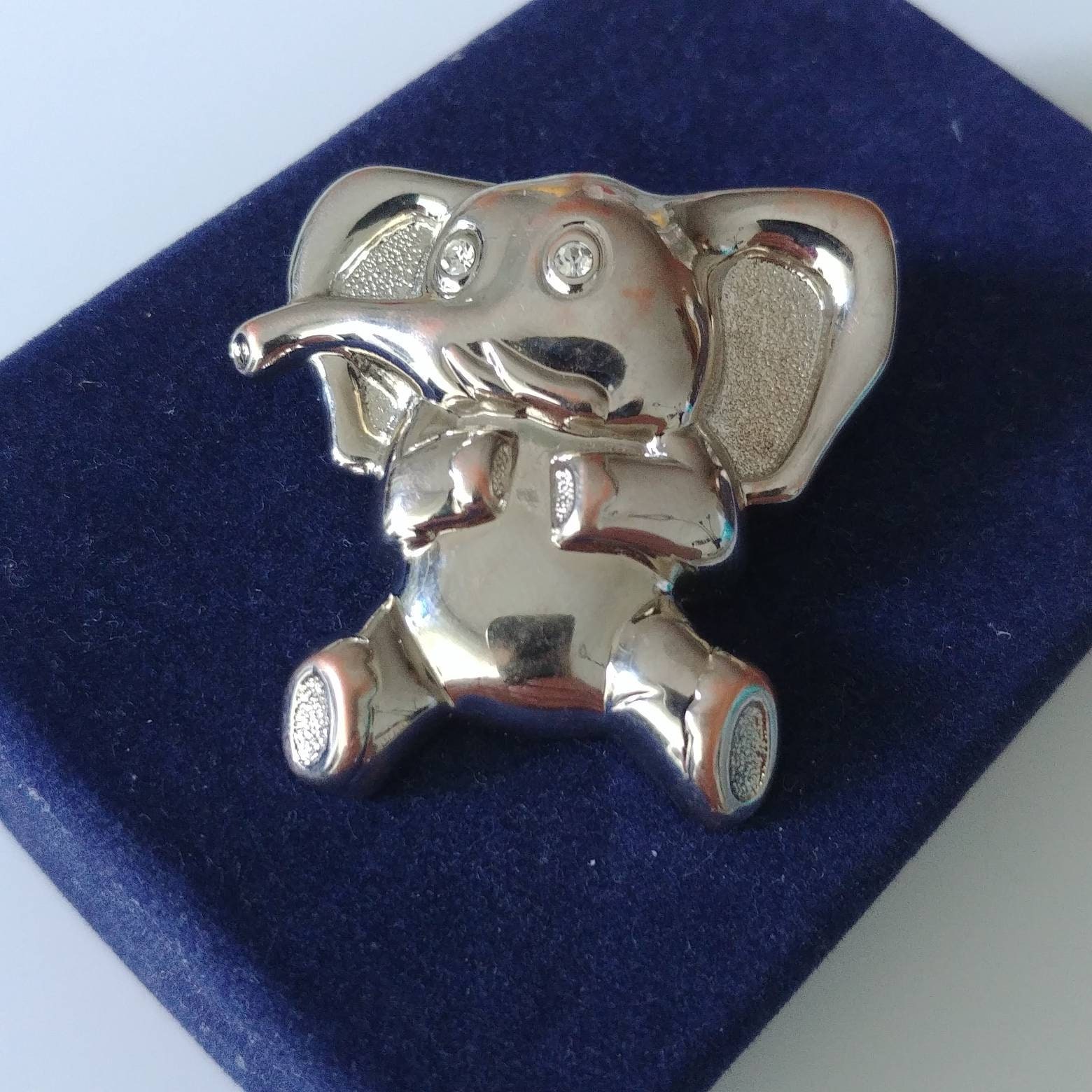 Vintage Elefant Brosche Aus Silberfarbenem Metall von VintageBijouStore