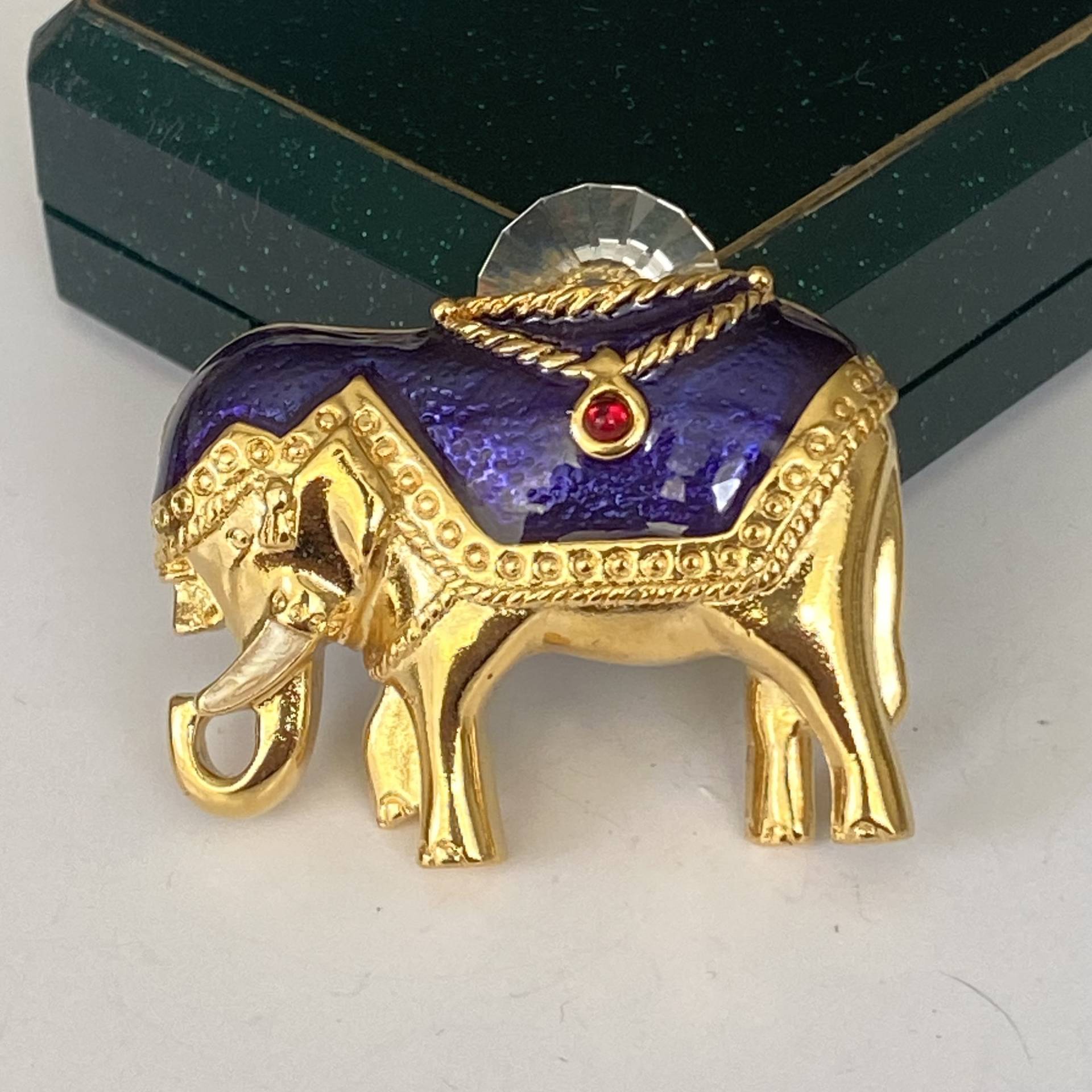 Vintage Elefant Brosche Goldfarben Mit Blauer Emaille Und Großem Kristall von VintageBijouStore