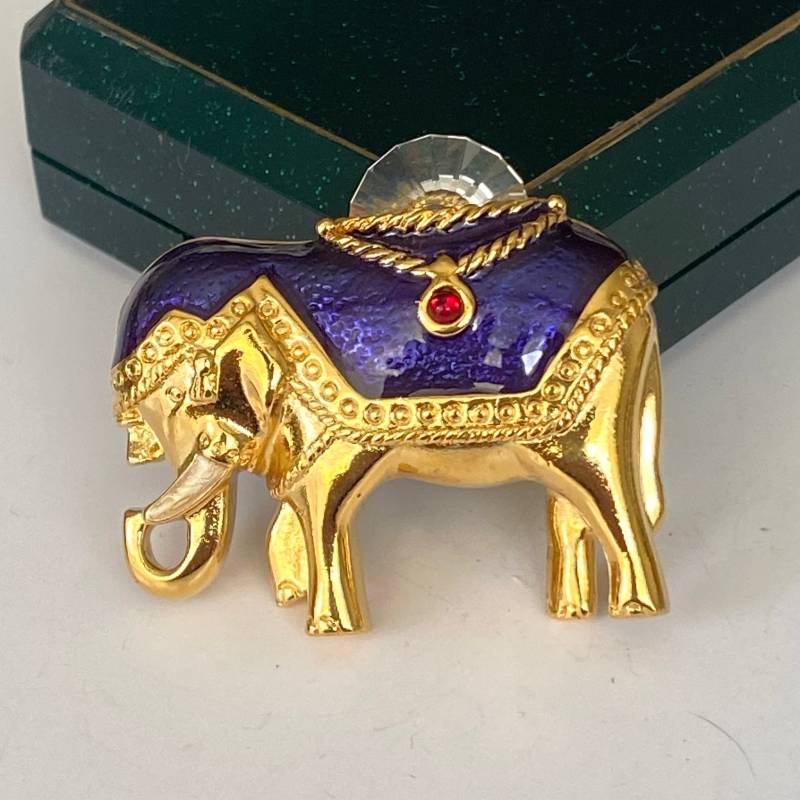 Vintage Elefant Brosche Goldfarben Mit Blauer Emaille Und Großem Kristall von VintageBijouStore