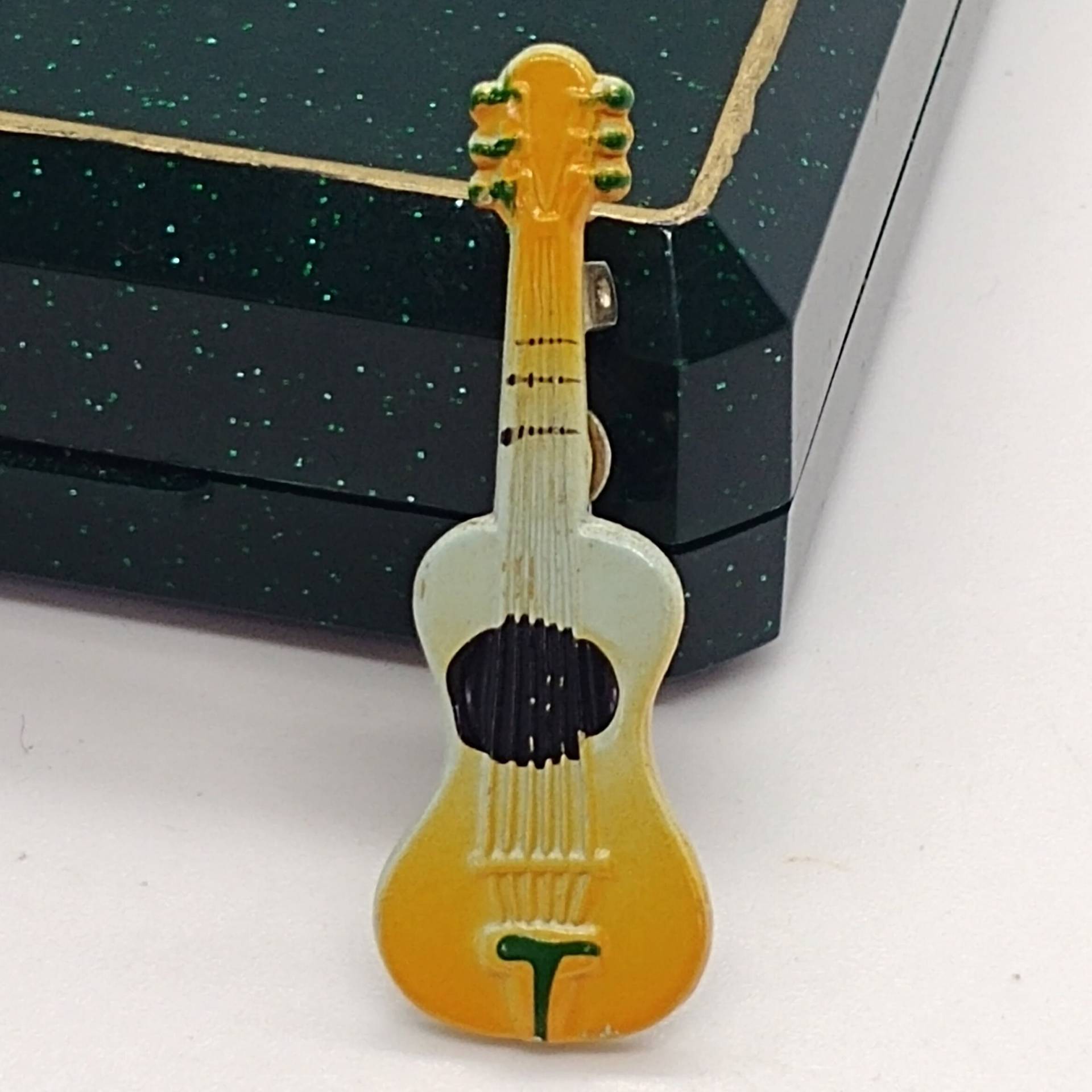 Vintage Emaille Gitarren Brosche Goldfarbener Noten-Anstecker von VintageBijouStore