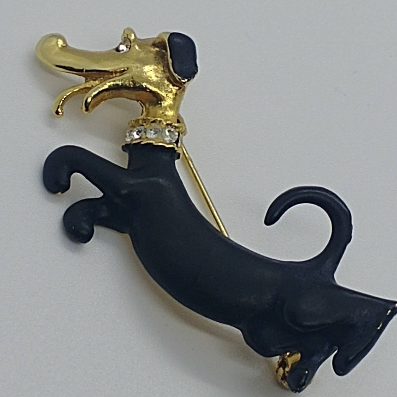 Vintage Dackel Hund, Pin Anstecknadel, Goldfarben Mit Mattschwarzer Emaille von VintageBijouStore