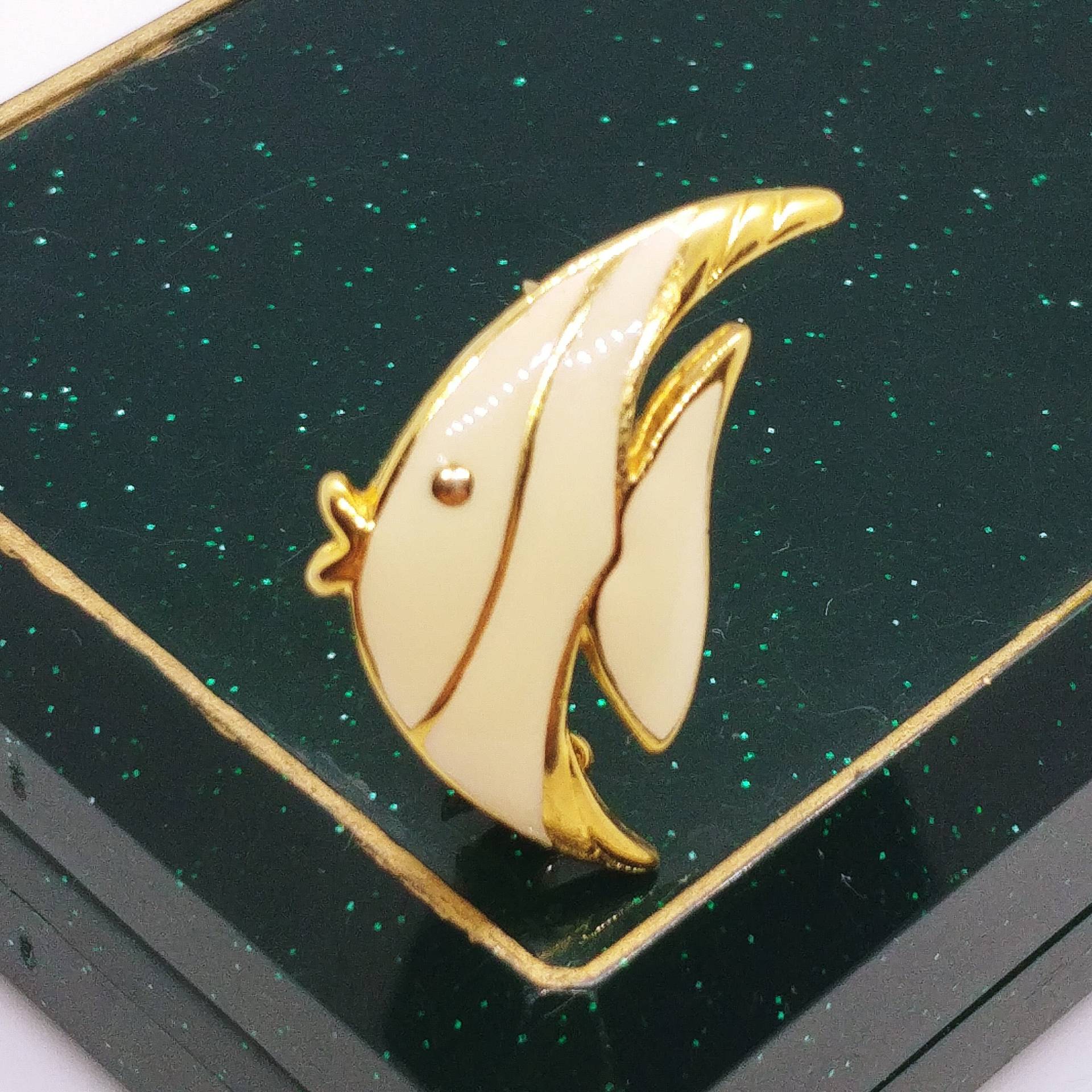 Vintage Fisch Brosche Gold-Ton, Weiße Emaille, Strass-Auge von VintageBijouStore