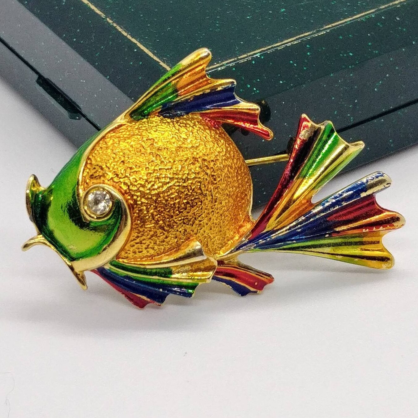 Vintage Fisch Brosche Rot , Blau, Grün Emailliert von VintageBijouStore