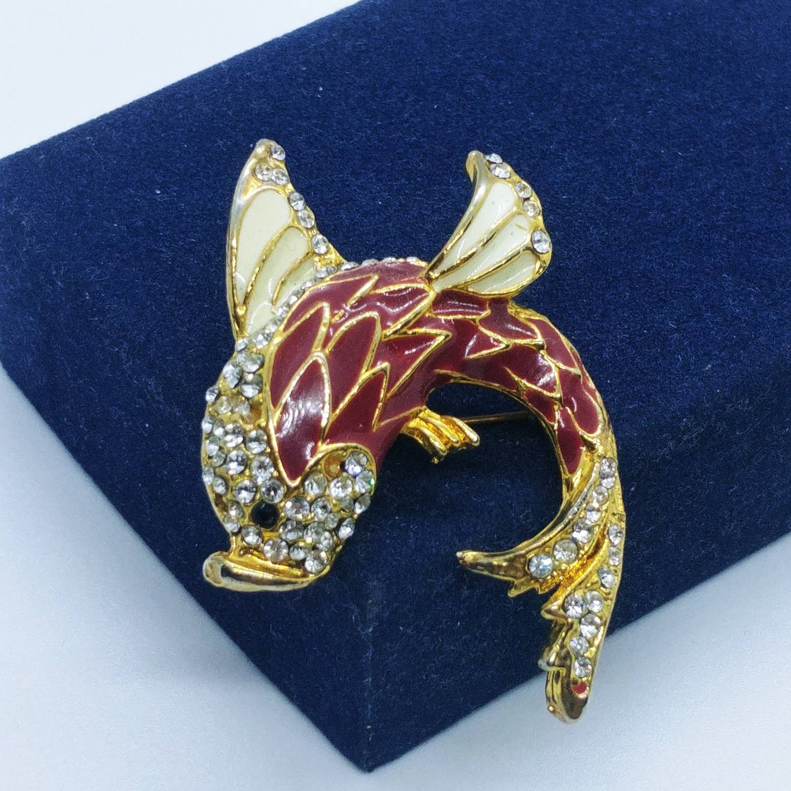 Vintage Fisch Brosche Rot Emailliert Mit Kristall von VintageBijouStore