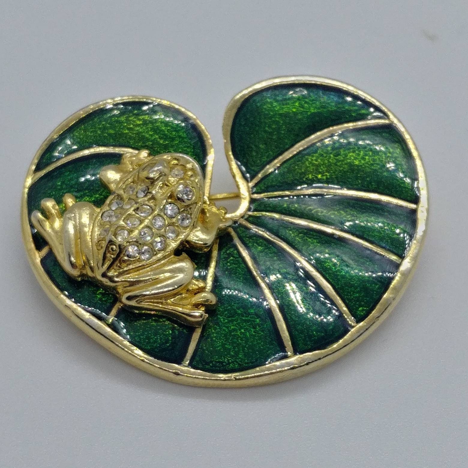 Vintage Frosch Brosche Goldfarbener Emaille Blatt Pin von VintageBijouStore