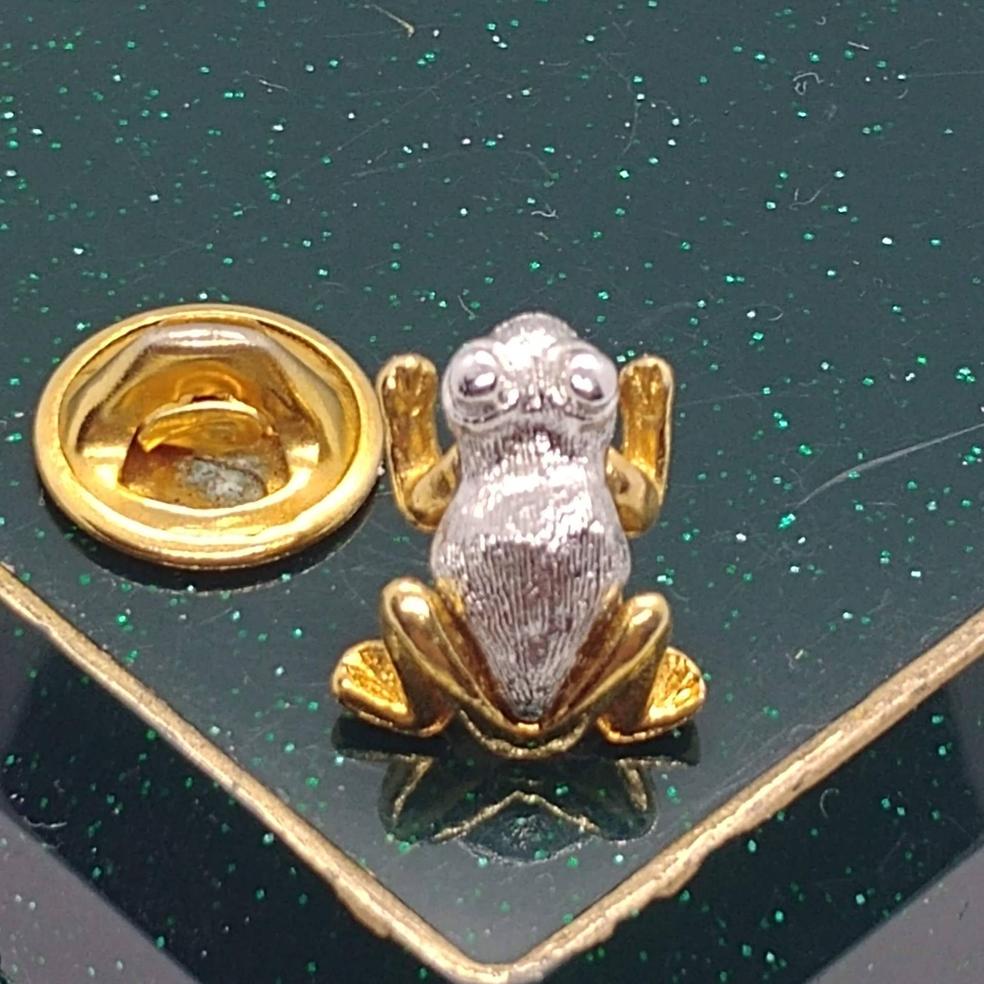 Vintage Frosch Mini Micro Brosche/Anstecknadel von VintageBijouStore