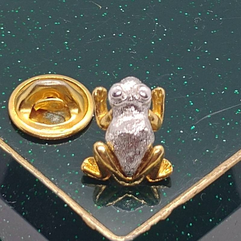 Vintage Frosch Mini Micro Brosche/Anstecknadel von VintageBijouStore