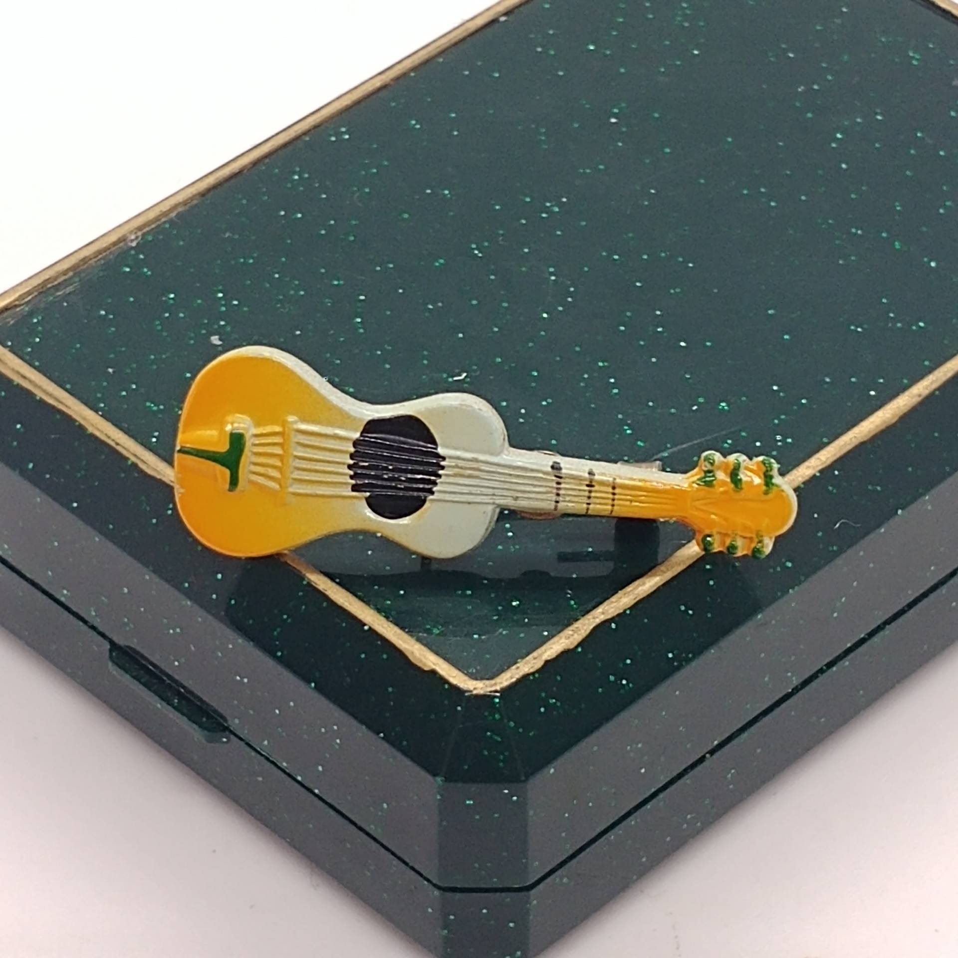 Vintage Geige/Musik Brosche in Form Einer Geige/Gitarre Mit Emaille Goldfarben von VintageBijouStore