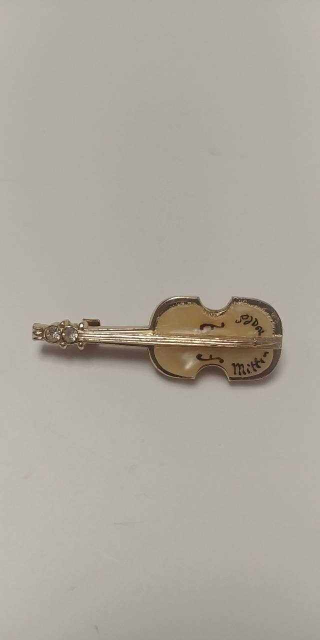 Vintage Geige Brosche Goldfarbene Emaille Musik Anstecknadel von VintageBijouStore