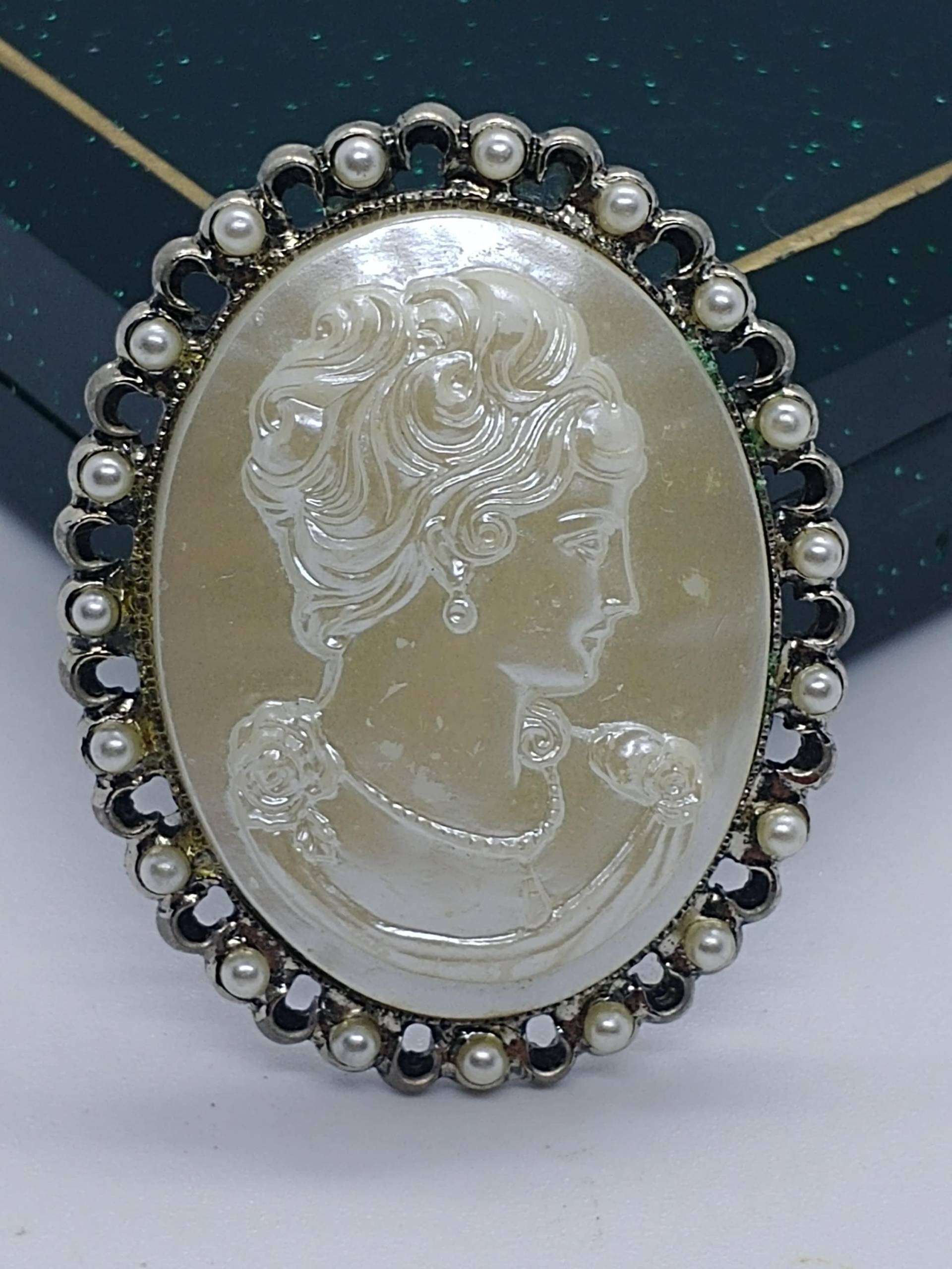 Vintage Gemme Brosche +Dame Potrait+ Mit Perlen von VintageBijouStore