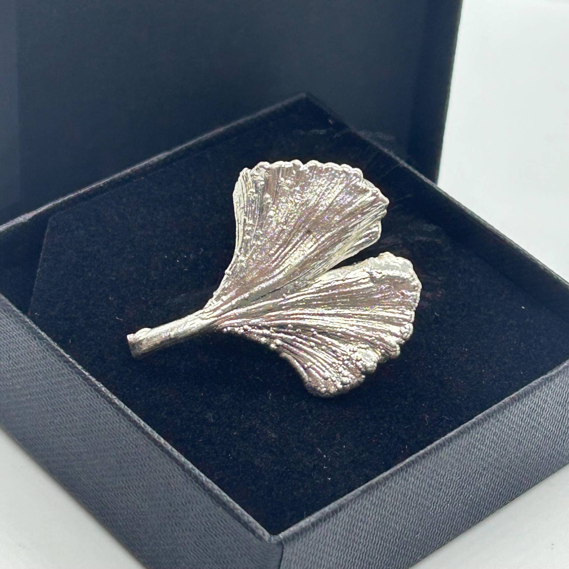 Vintage Ginkgo Biloba Blatt Brosche, Pin.silberfarbenes Metall Vintage Ginkgo Biloba Blatt Brosche, Pin.silberfarbenes Metall von VintageBijouStore
