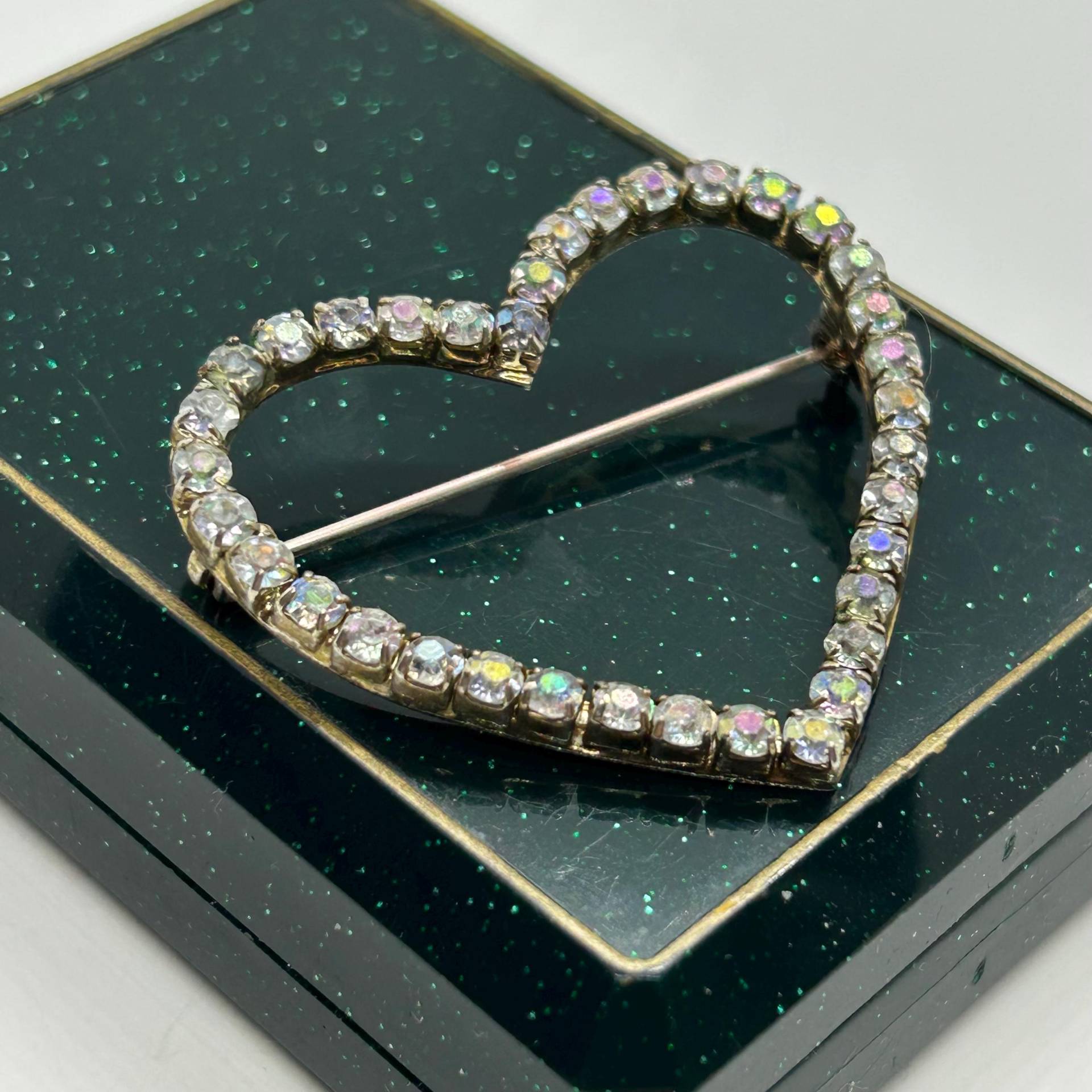 Vintage Glitzernde Herzförmige Brosche Mit Ab-Kristallen Aus Silberfarbenem Metall von VintageBijouStore