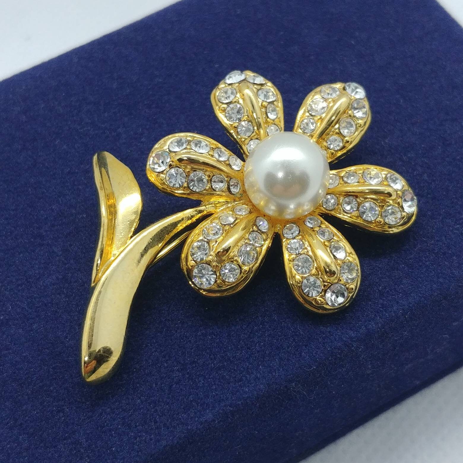 Vintage Gold Blumen Brosche Strass & Perle Akzent von VintageBijouStore