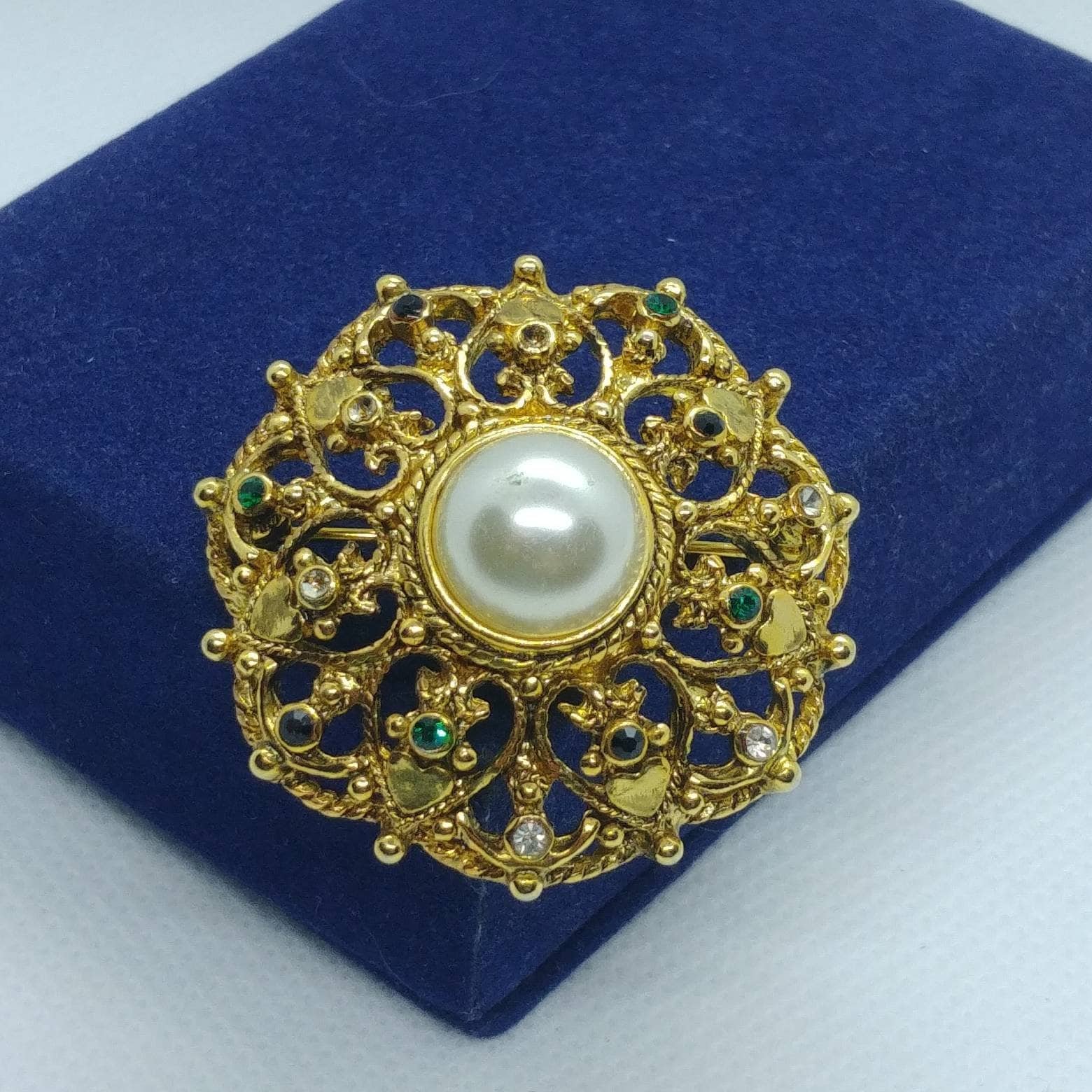 Vintage Gold Brosche Perle & Grüner Kristallakzent von VintageBijouStore