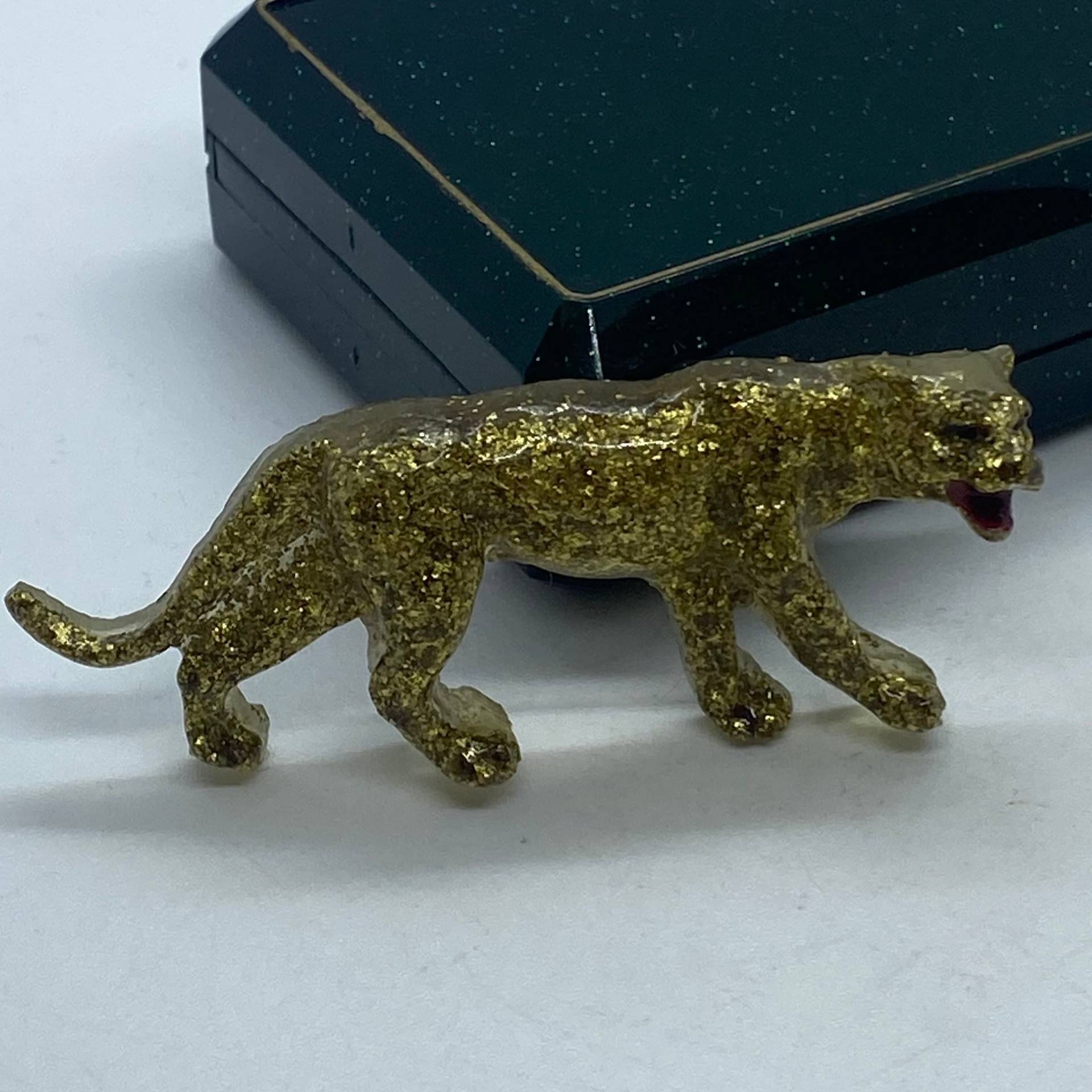 Vintage Gold Gepunktete Kunststoff Panther Brosche von VintageBijouStore