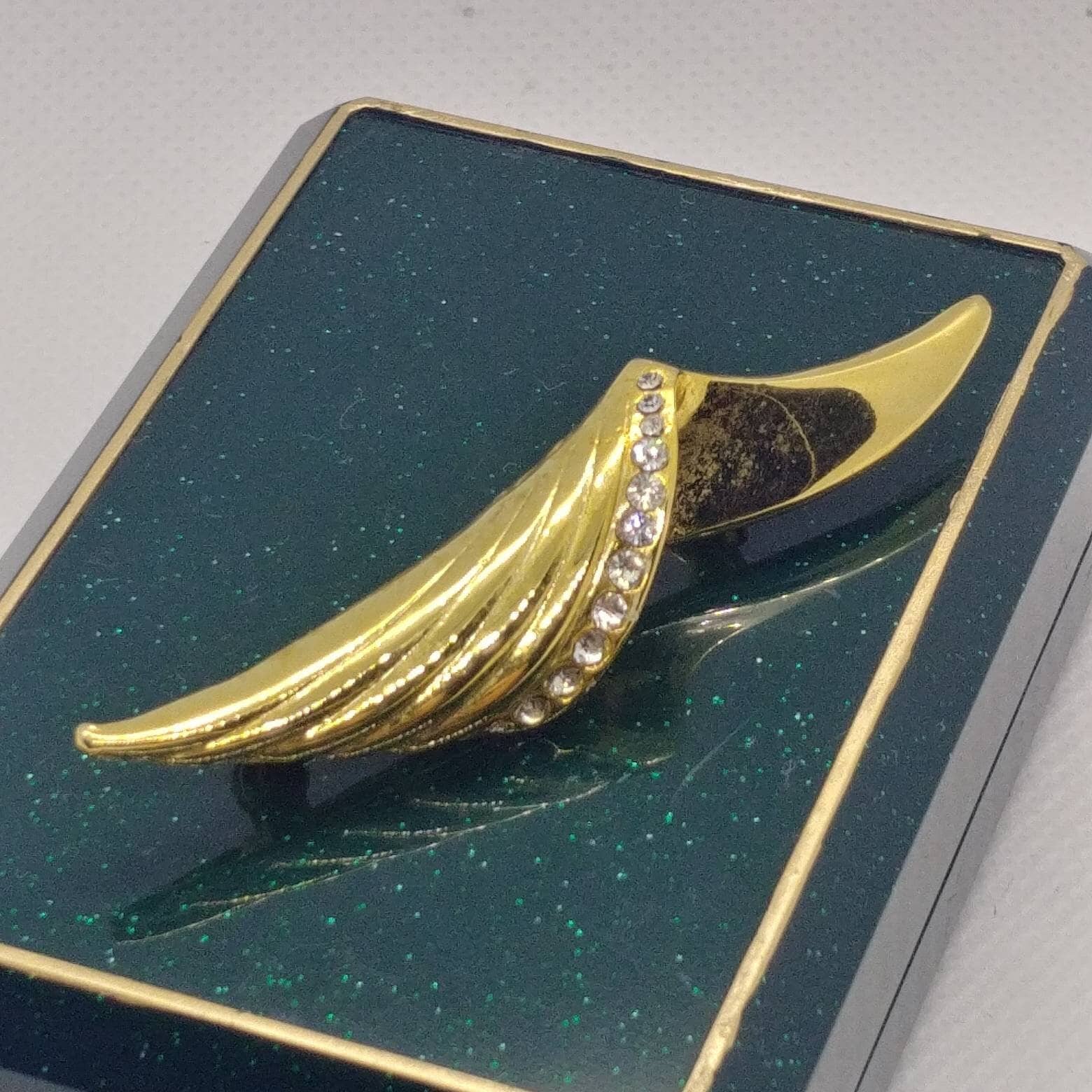 Vintage Gold Ton Abstrakte Strass Brosche von VintageBijouStore