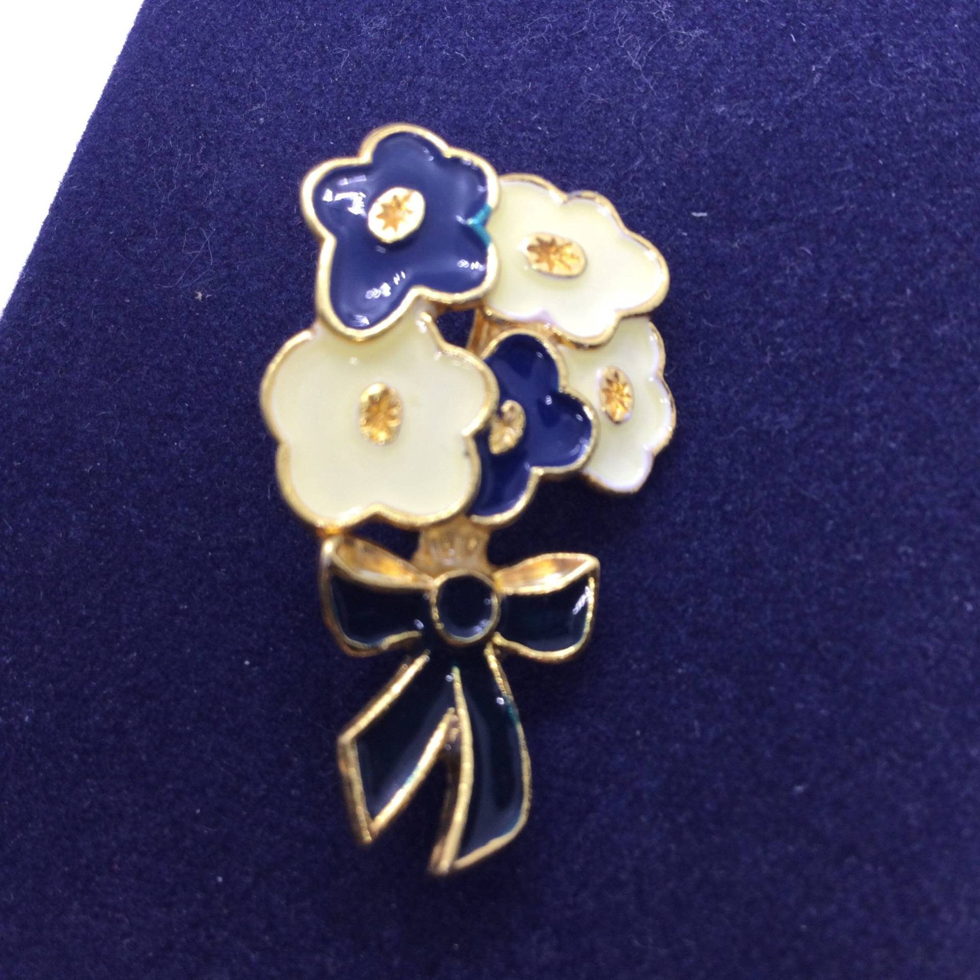 Vintage Gold Ton Blumen Brosche Mit Schwarz & Weiß Emaille von VintageBijouStore