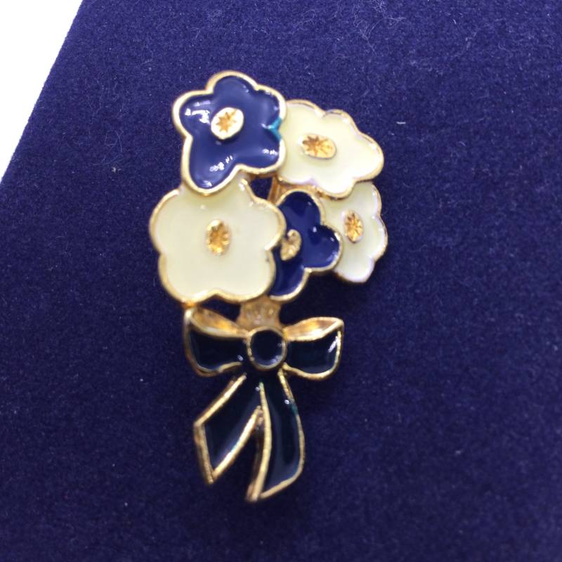 Vintage Gold Ton Blumen Brosche Mit Schwarz & Weiß Emaille von VintageBijouStore