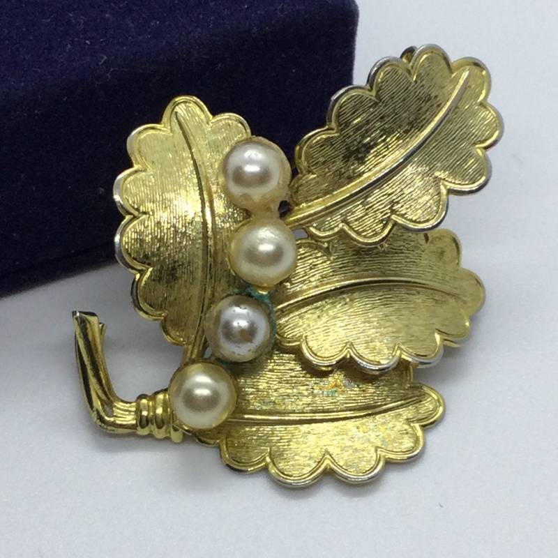 Vintage Gold Ton Eichenblatt Brosche Mit Perlen von VintageBijouStore